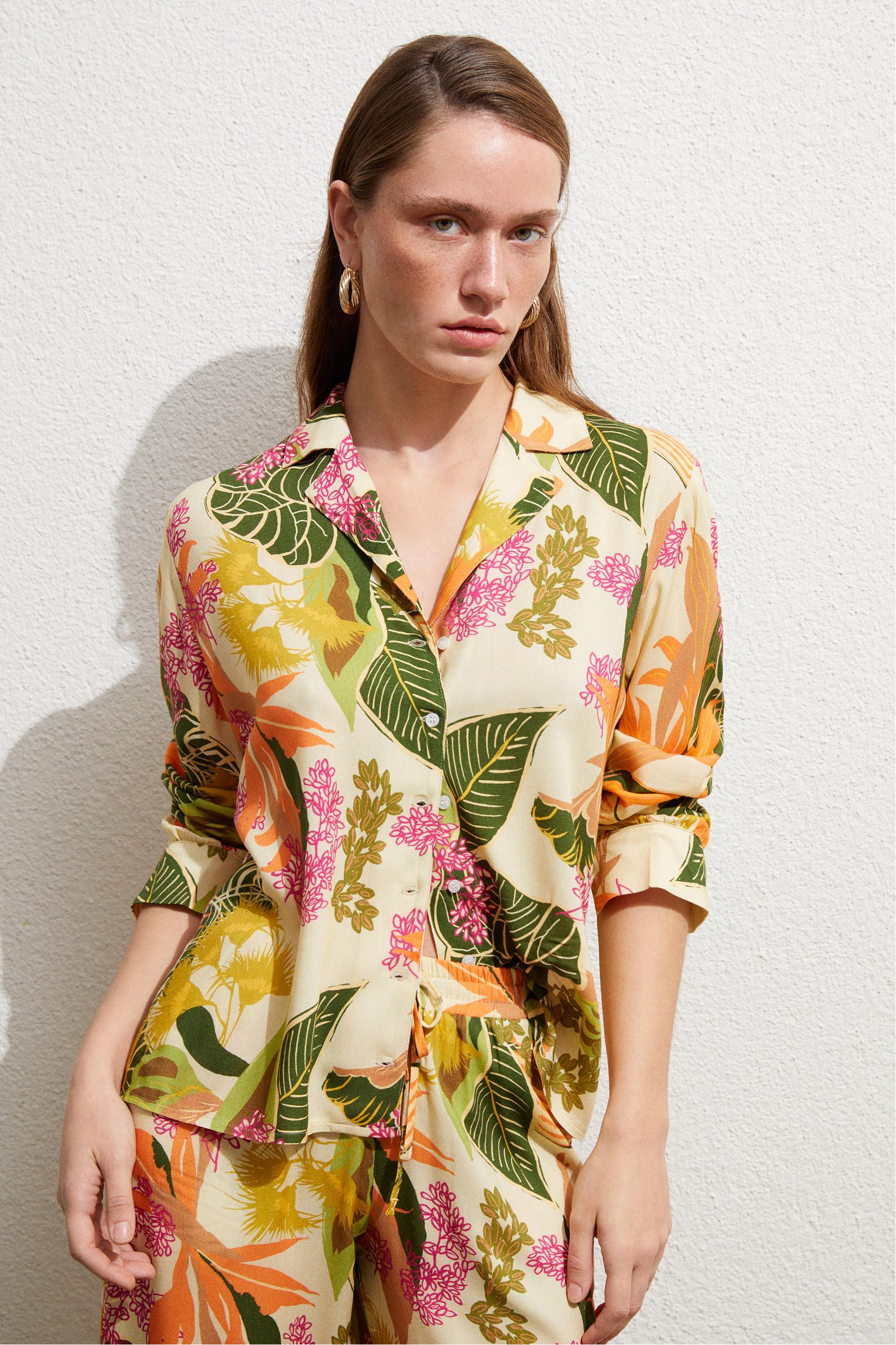 TROPİKAL DESENLİ REGULAR FIT GÖMLEK