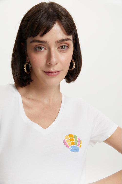  DENİZ KABUĞU NAKIŞLI BİSİKLET YAKA T-SHIRT