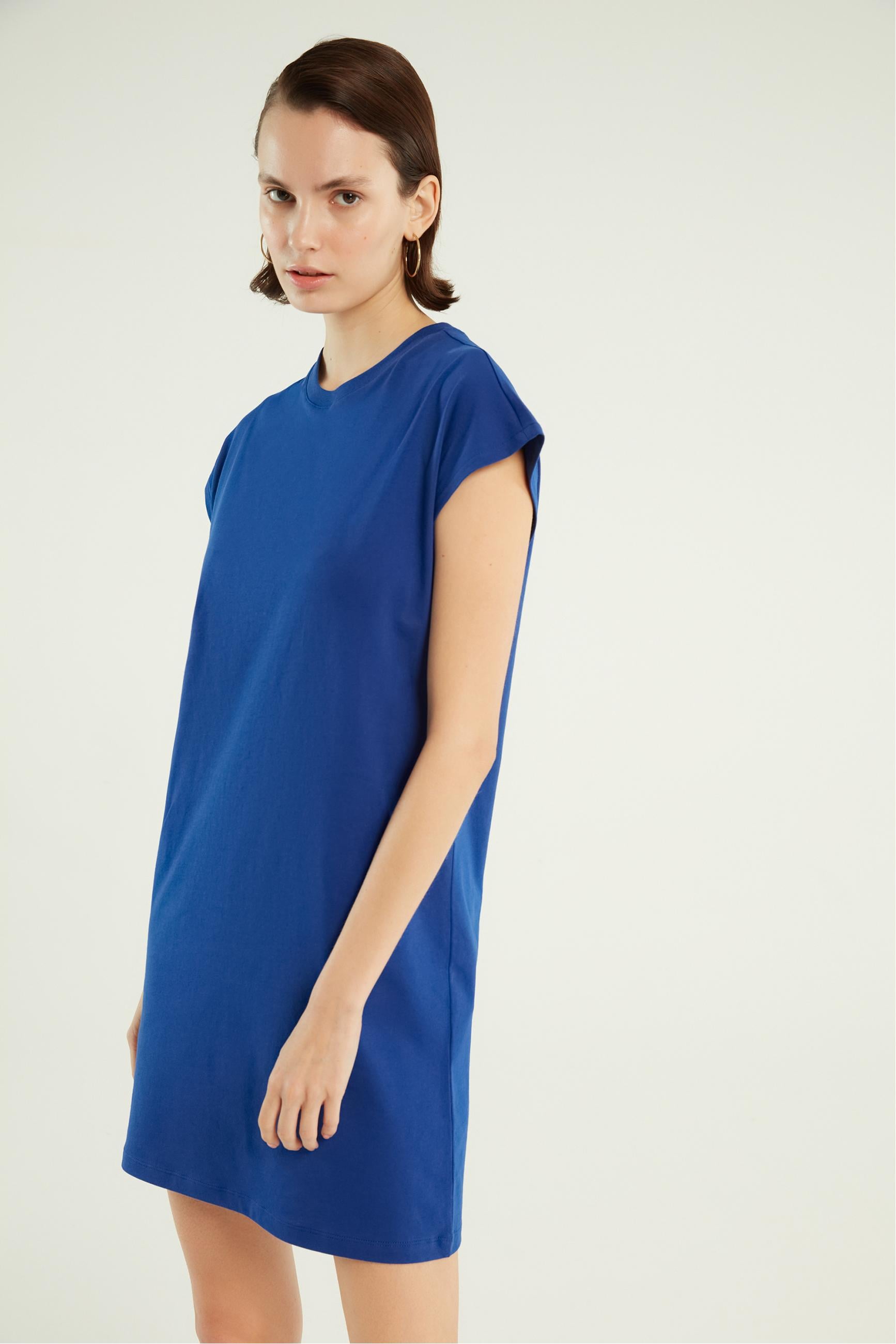 KISA KOLLU DÜZ KESİM MİNİ ELBİSE