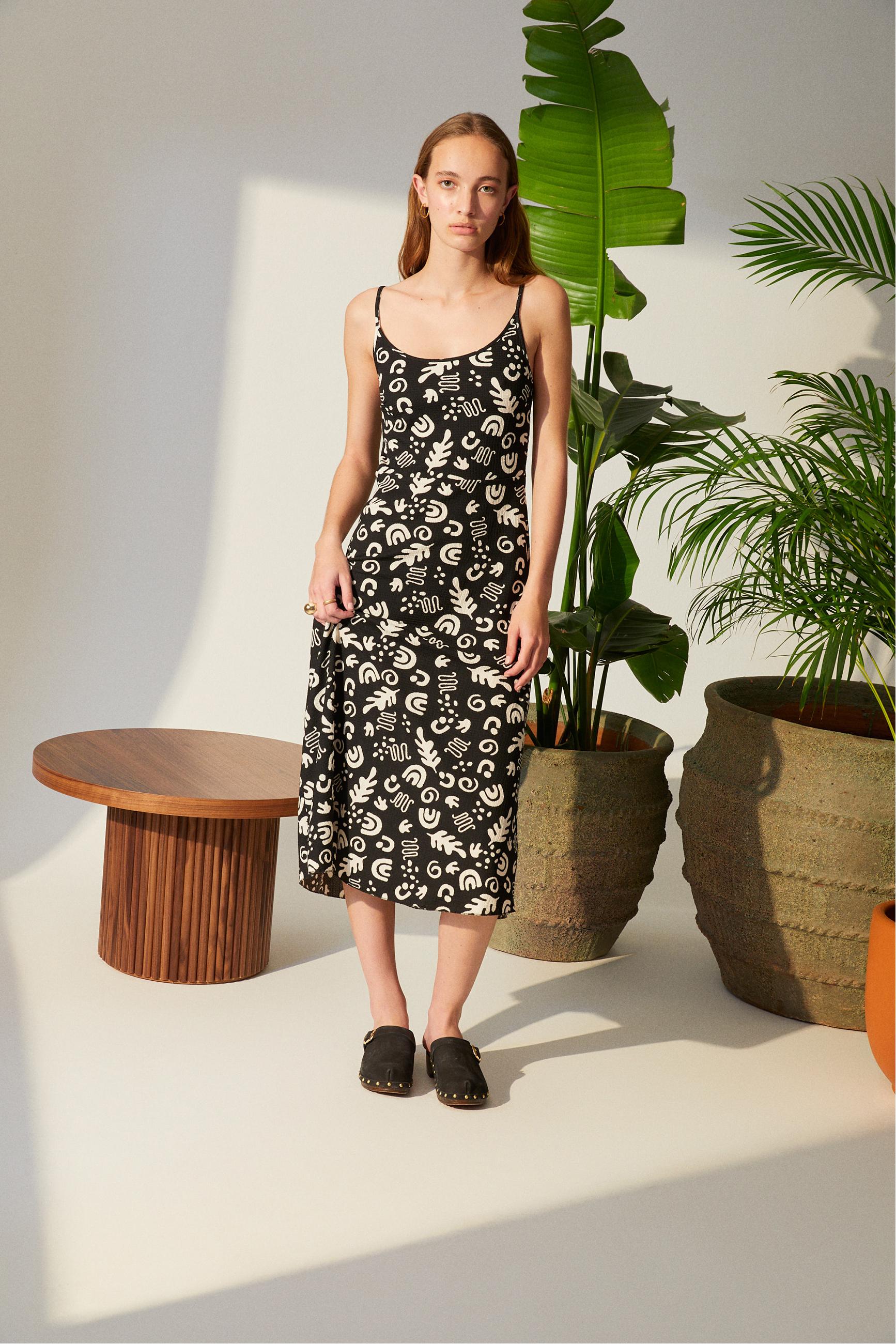 DESENLİ İNCE ASKILI UZUN ELBİSE