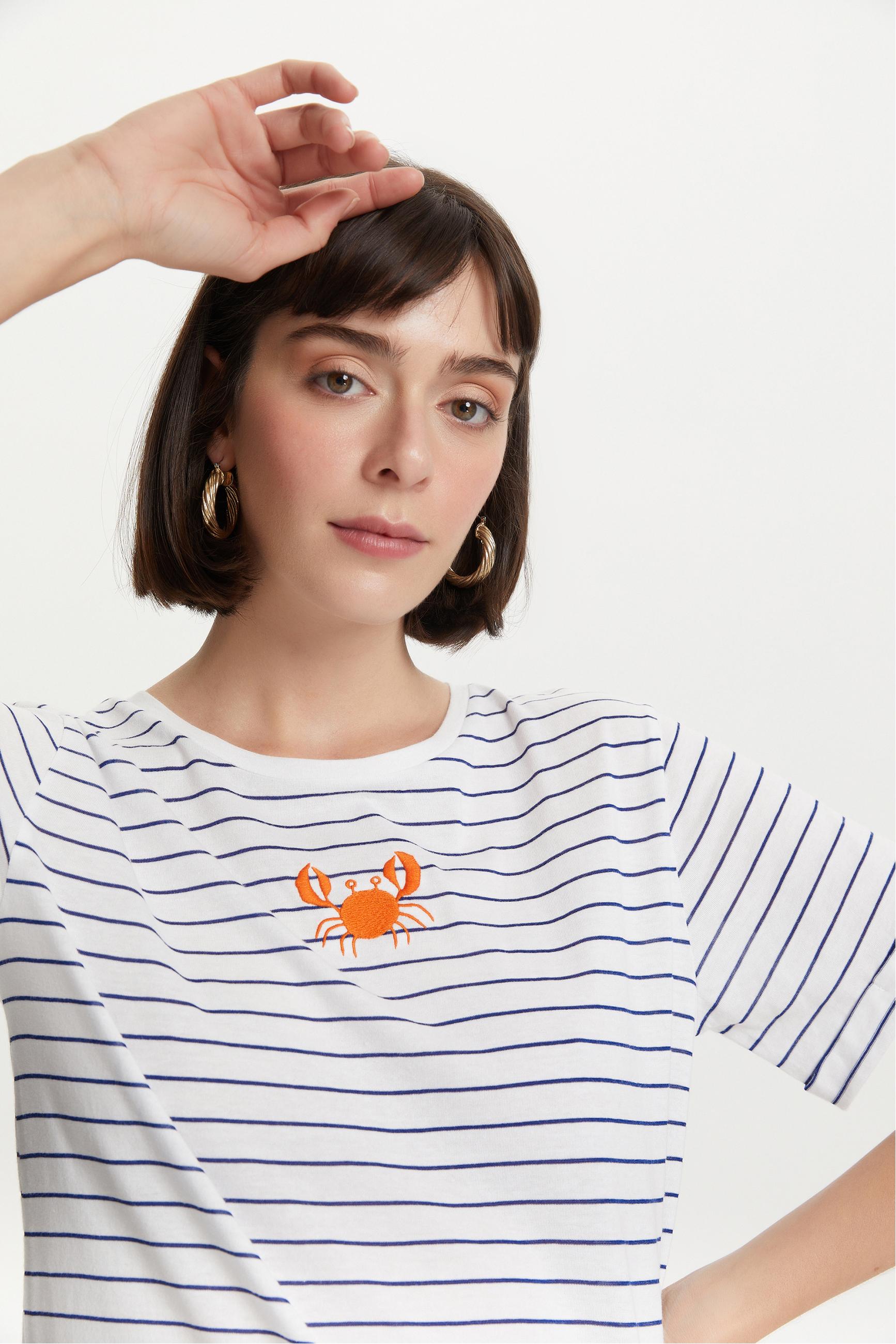 ÇİZGİLİ YENGEÇ DETAYLI KISA KOLLU T-SHIRT