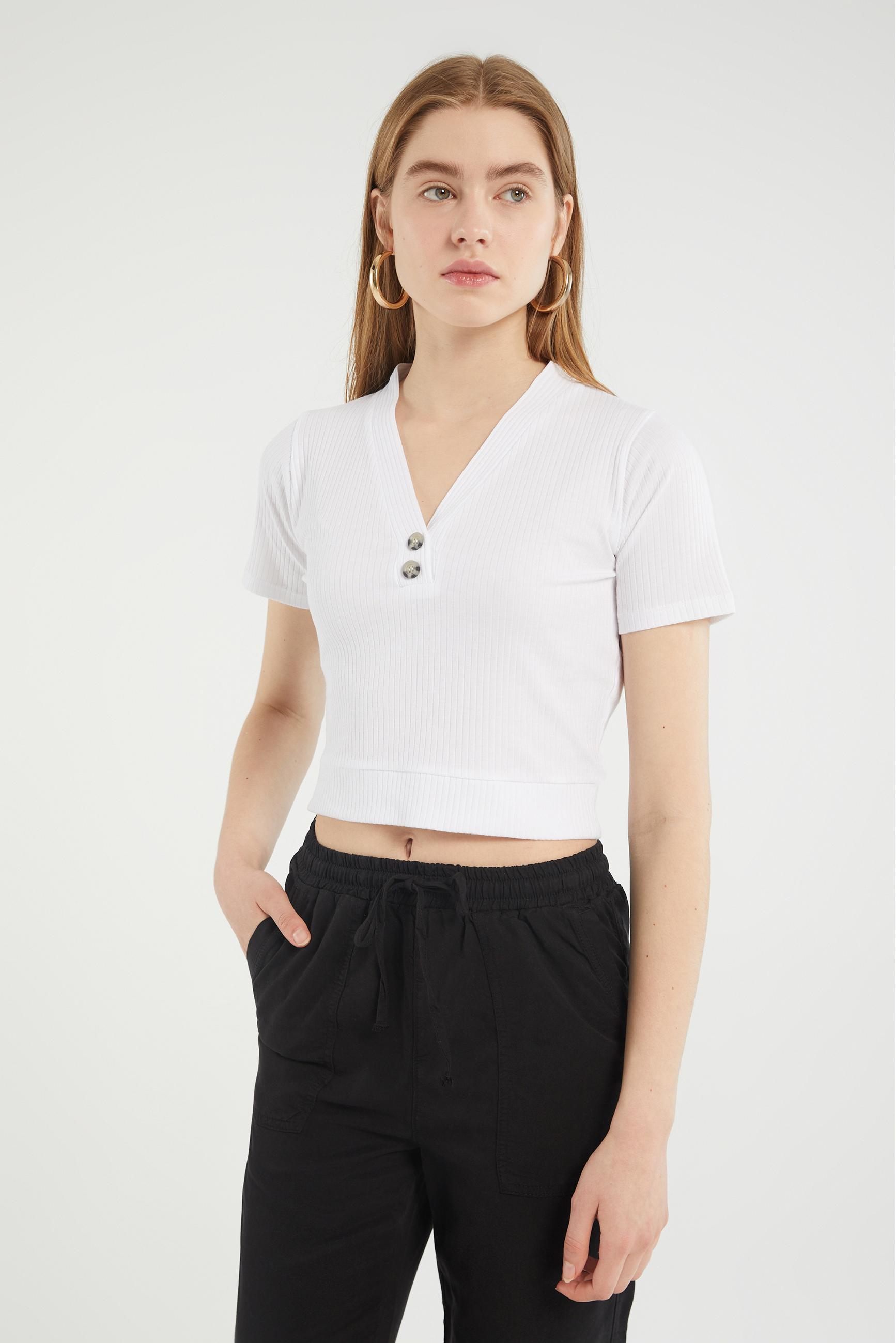 DÜĞME DETAYLI KISA KOLLU T-SHIRT