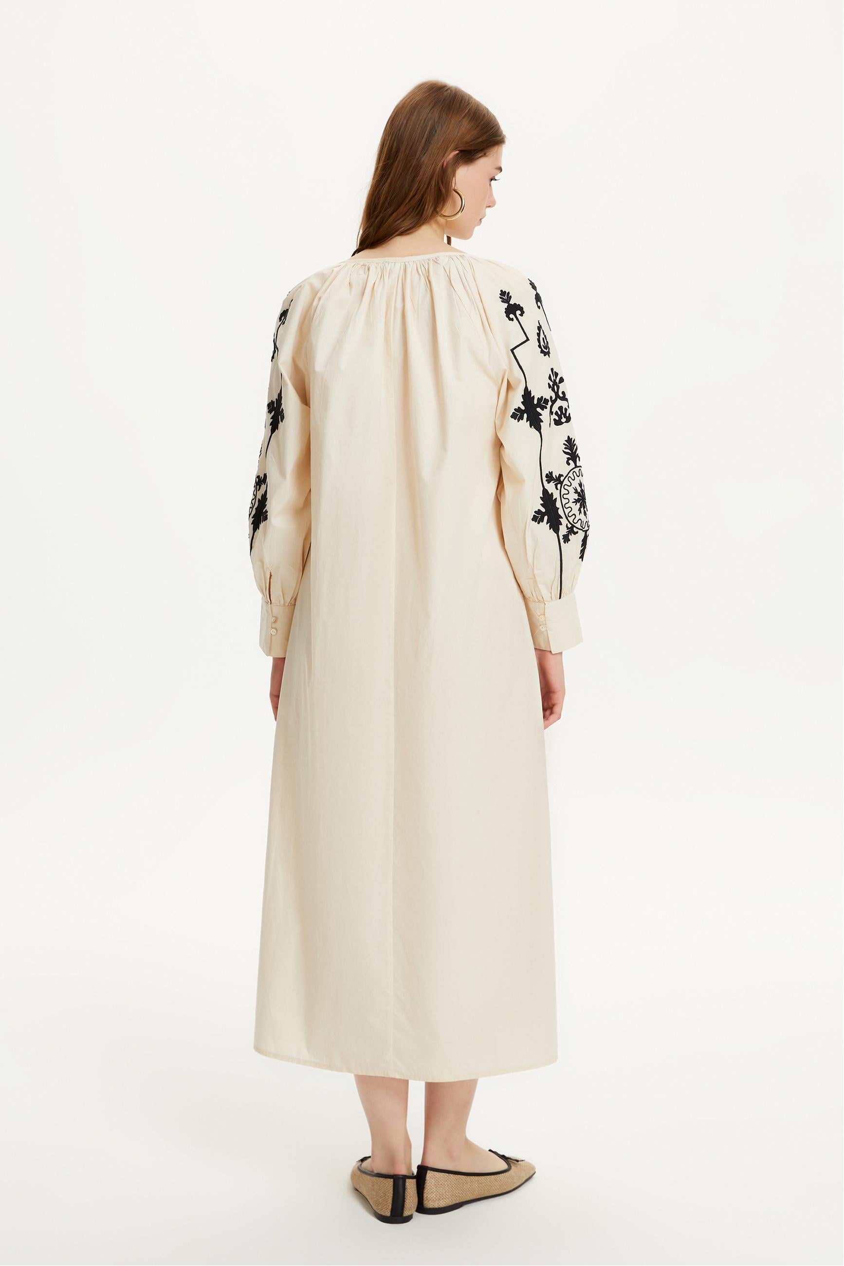 ETNİK NAKIŞLI UZUN PLAJ ELBİSESİ