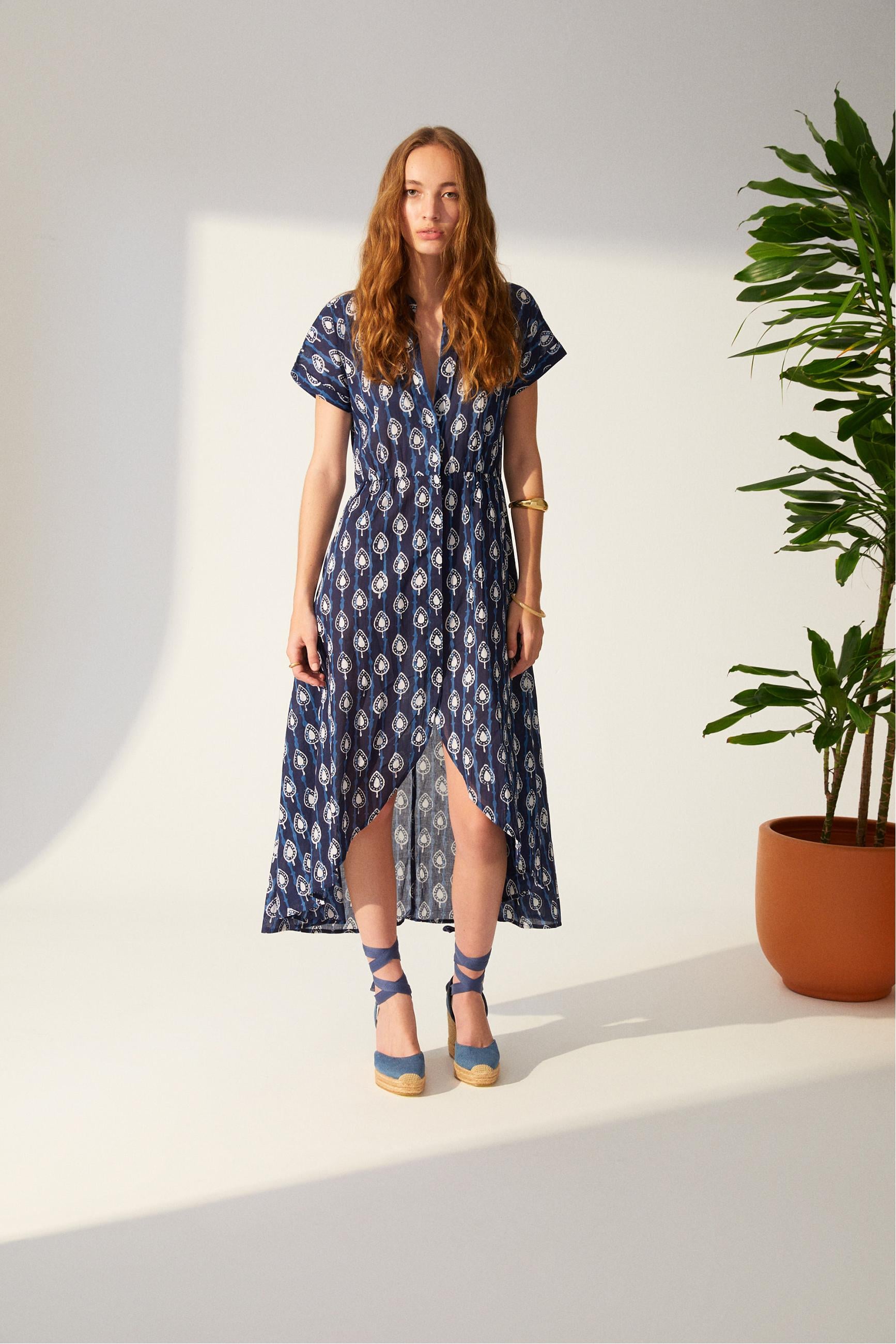 ETNİK DESENLİ KISA KOLLU MİDİ ELBİSE