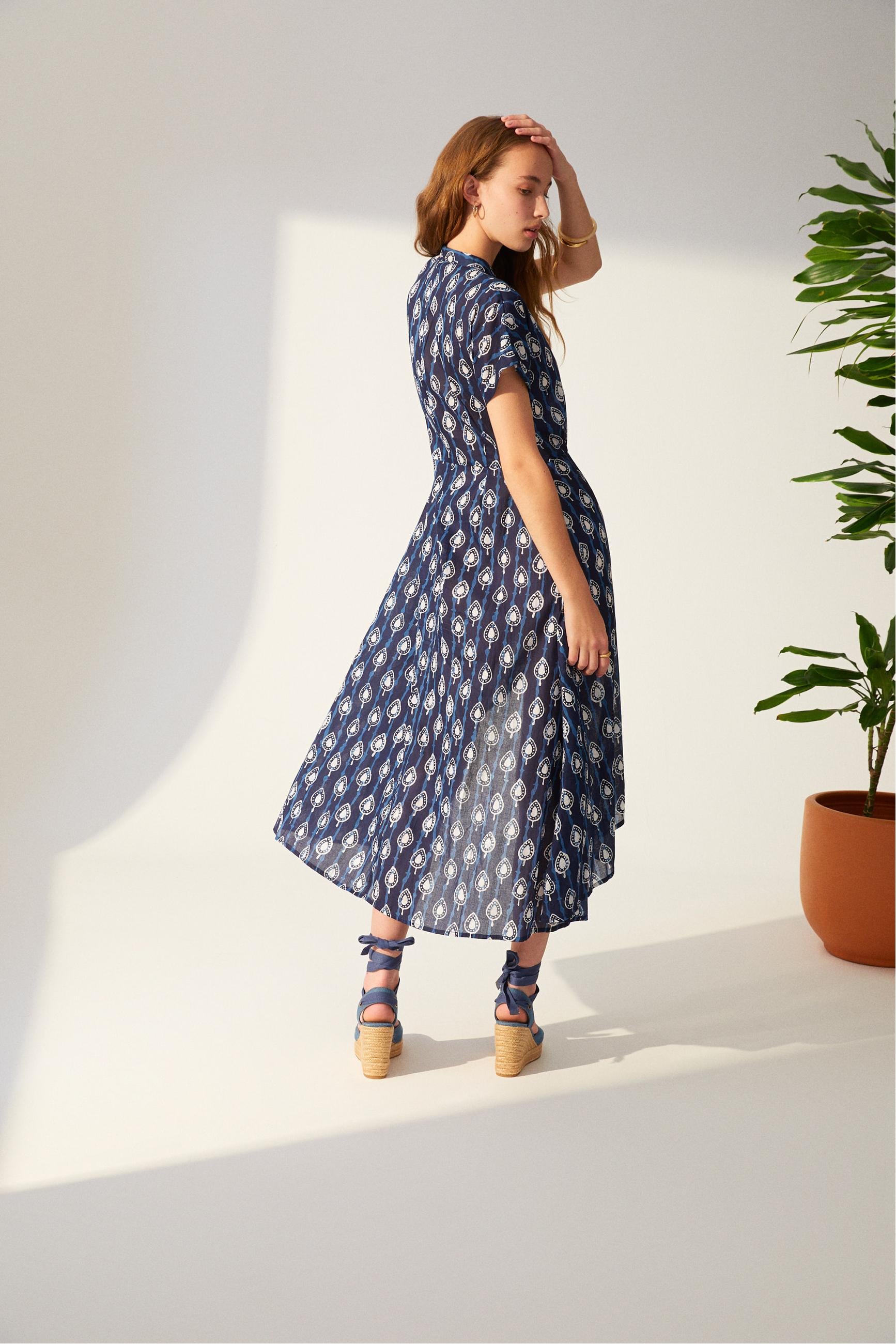 ETNİK DESENLİ KISA KOLLU MİDİ ELBİSE