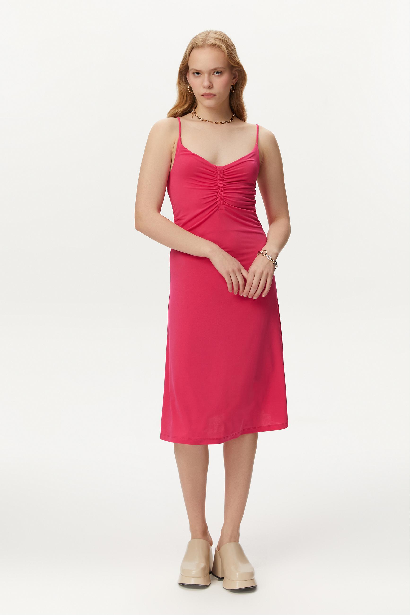 ASKILI DÜZ KESİM MİDİ ELBİSE