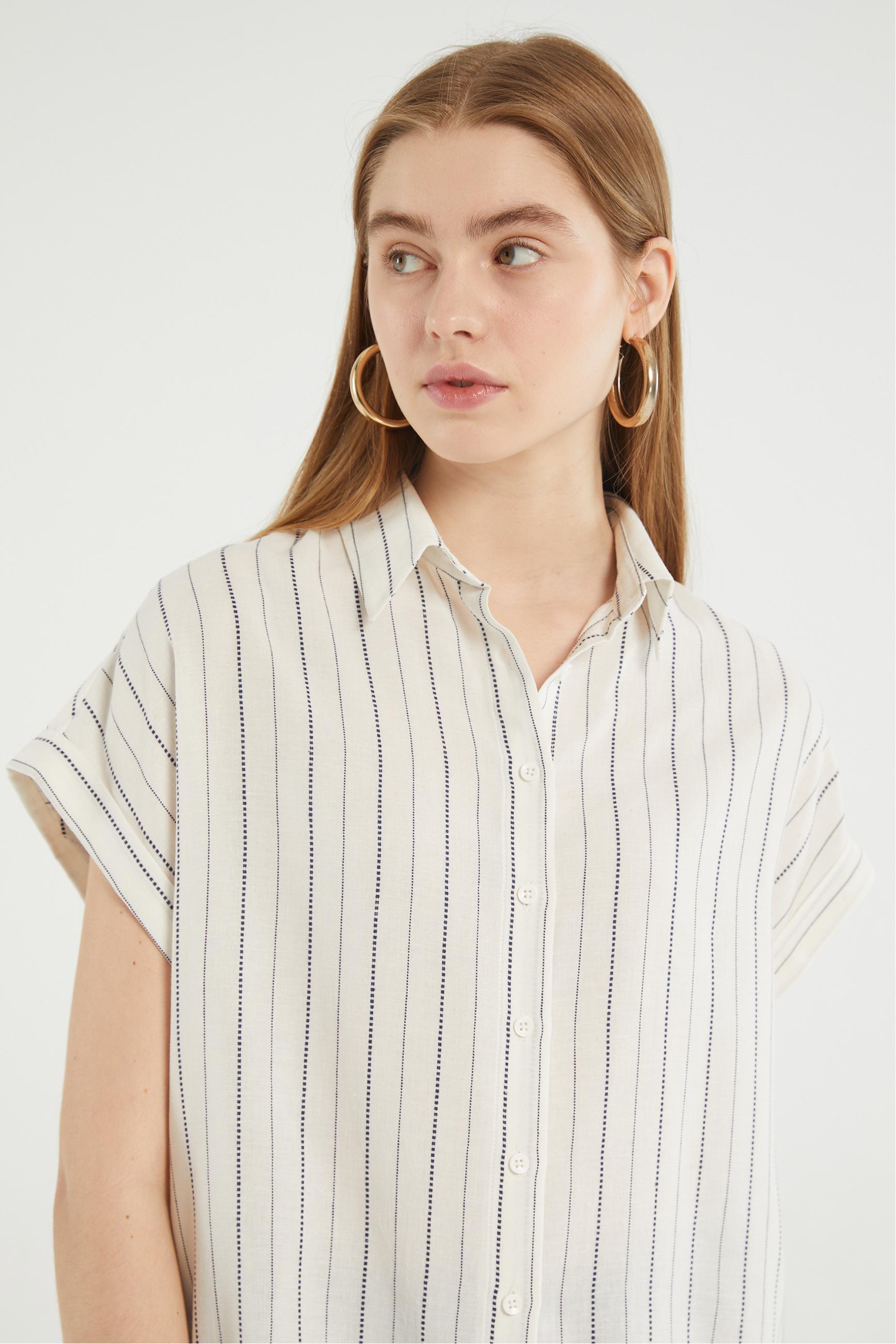 ÇİZGİLİ RAHAT KESİM KISA KOLLU GÖMLEK