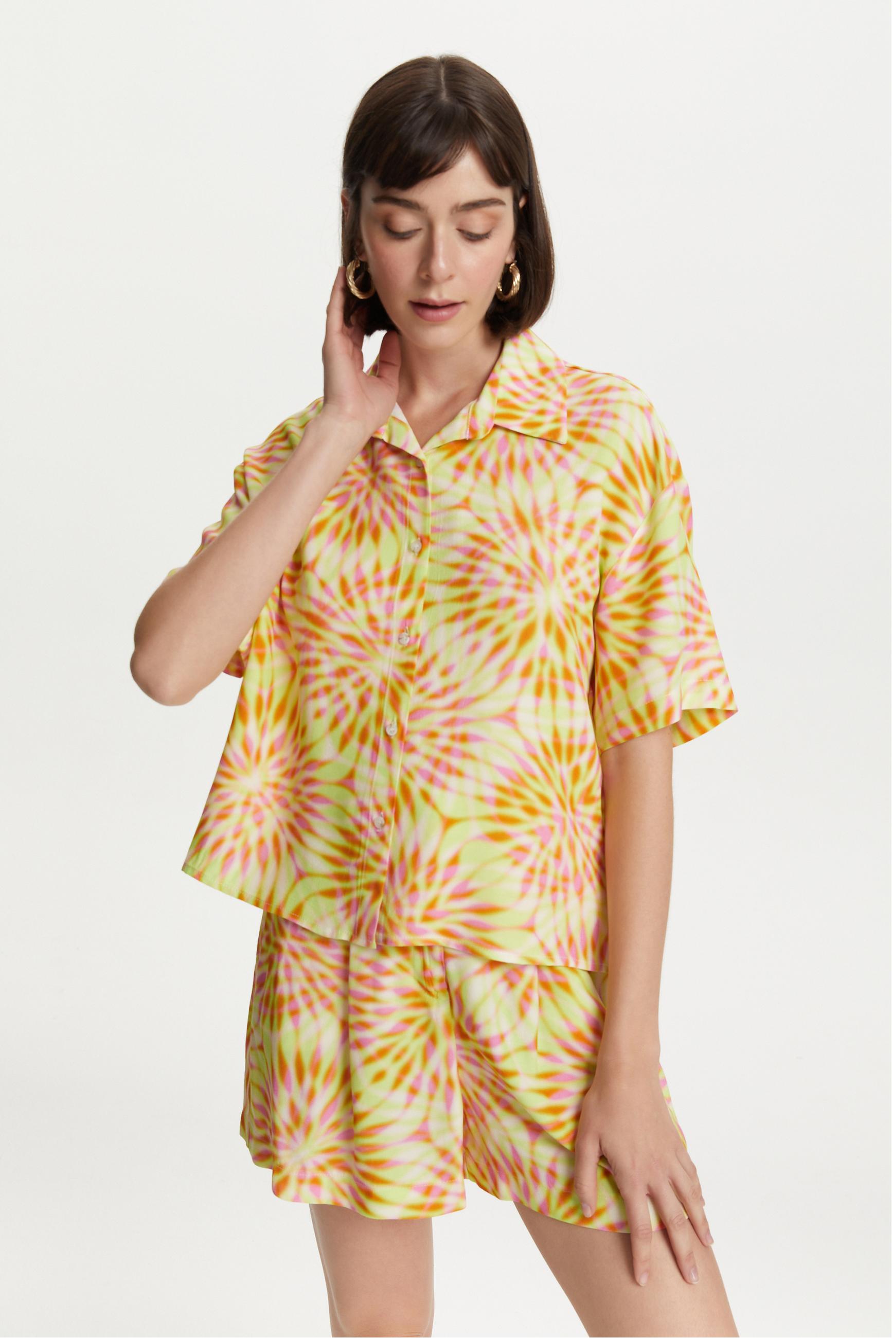 DESENLİ KISA KOLLU VİSKOZ GÖMLEK