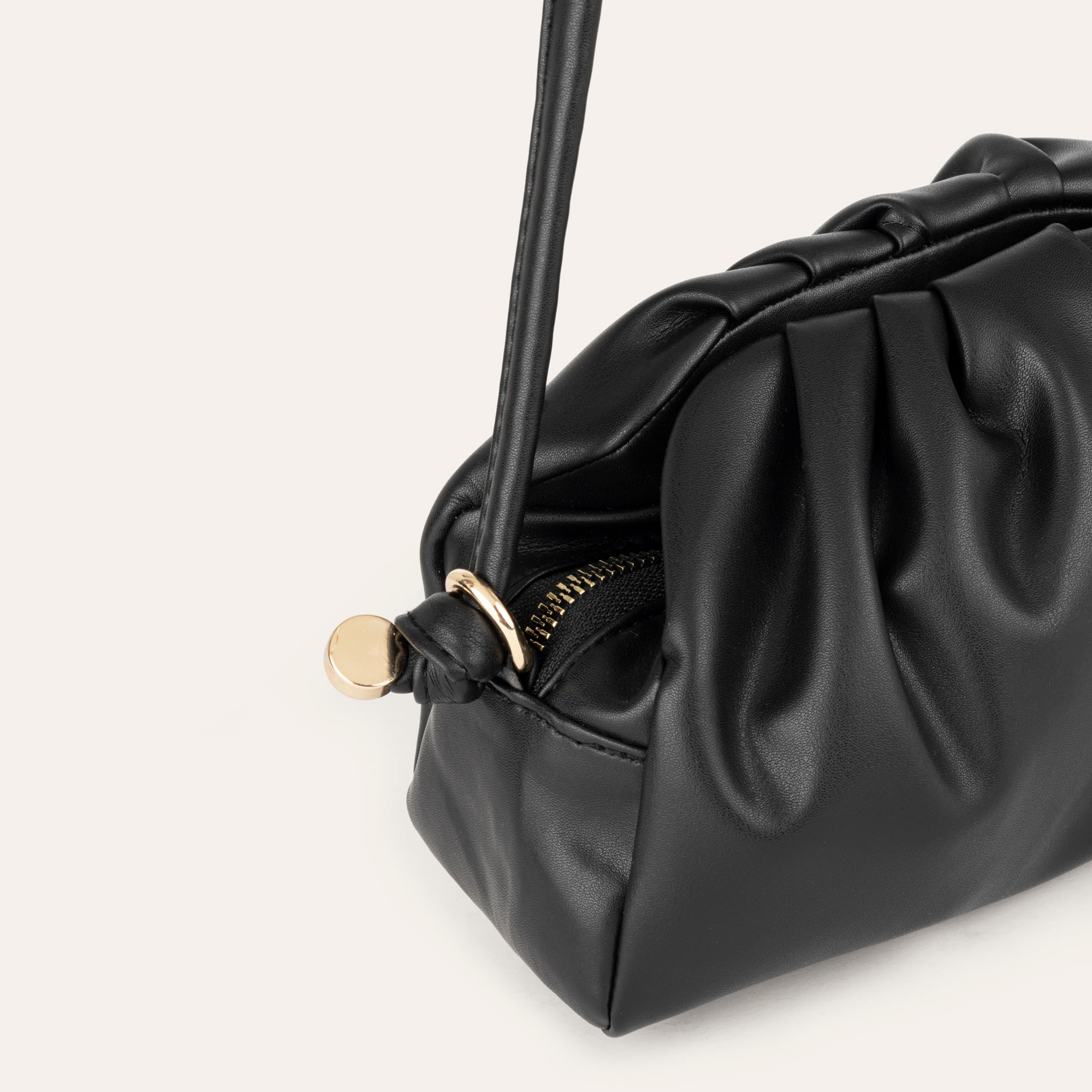 BÜZGÜLÜ DERİ GÖRÜNÜMLÜ OMUZ ÇANTASI