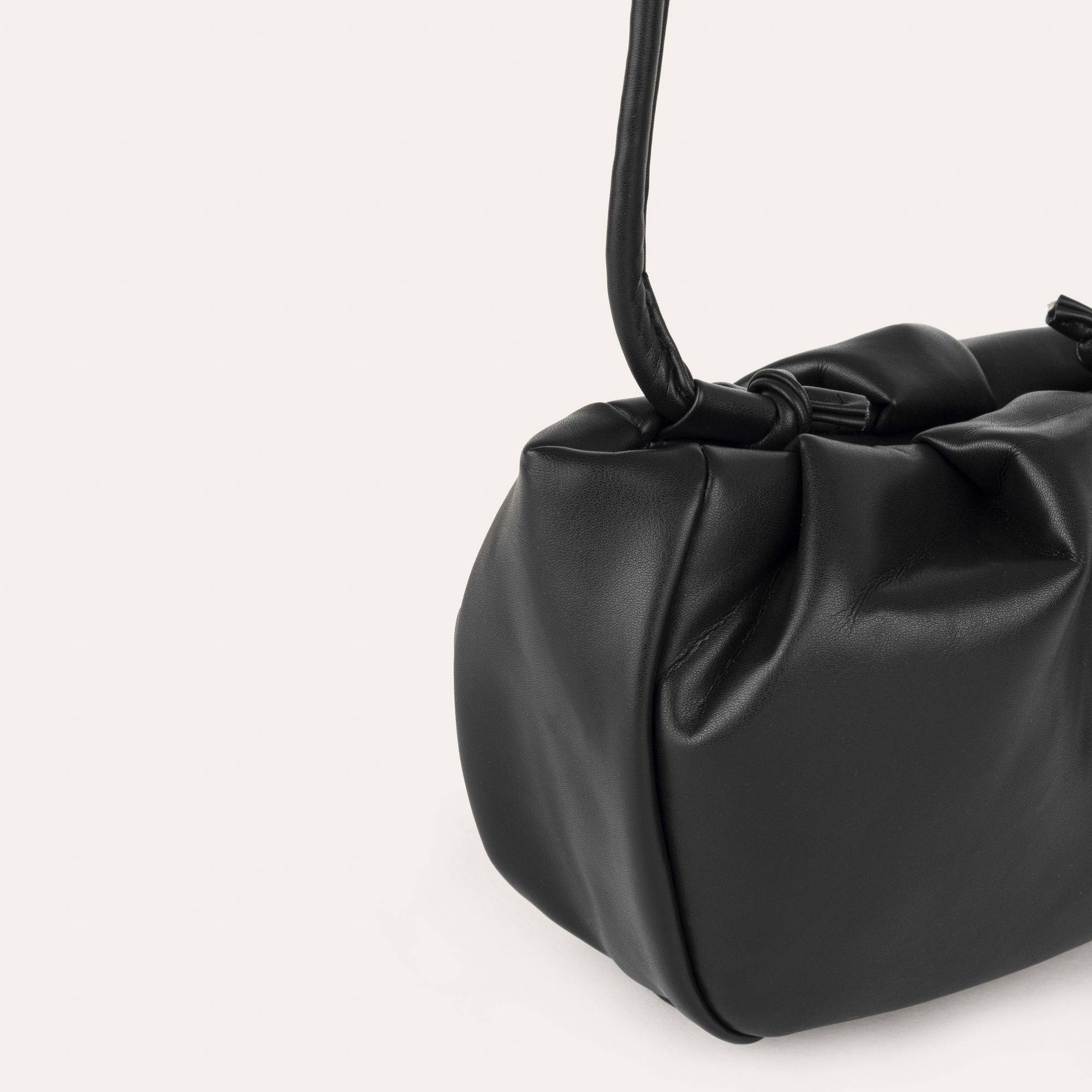 BÜZGÜLÜ DERİ GÖRÜNÜMLÜ OMUZ ÇANTASI