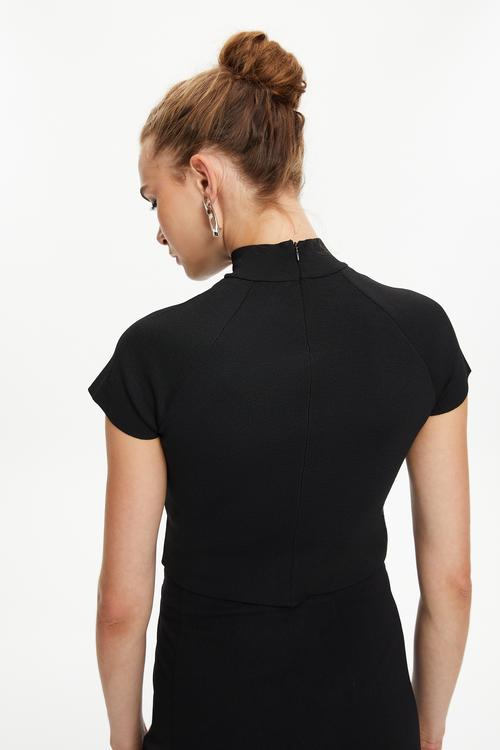  FERMUAR DETAYLI CROP TRİKO