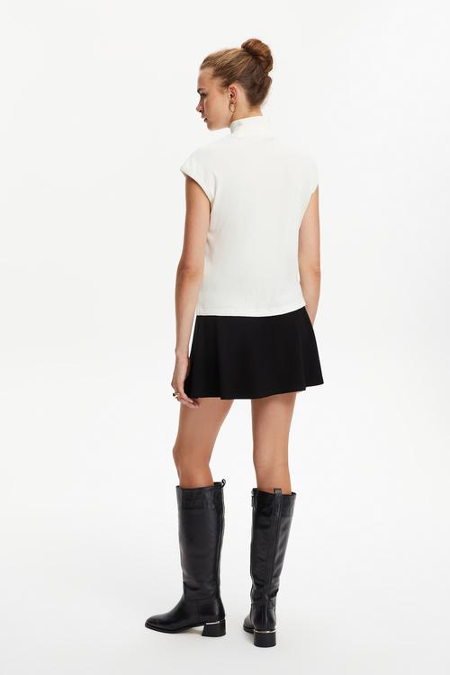  DİK YAKA KOLSUZ T-SHIRT