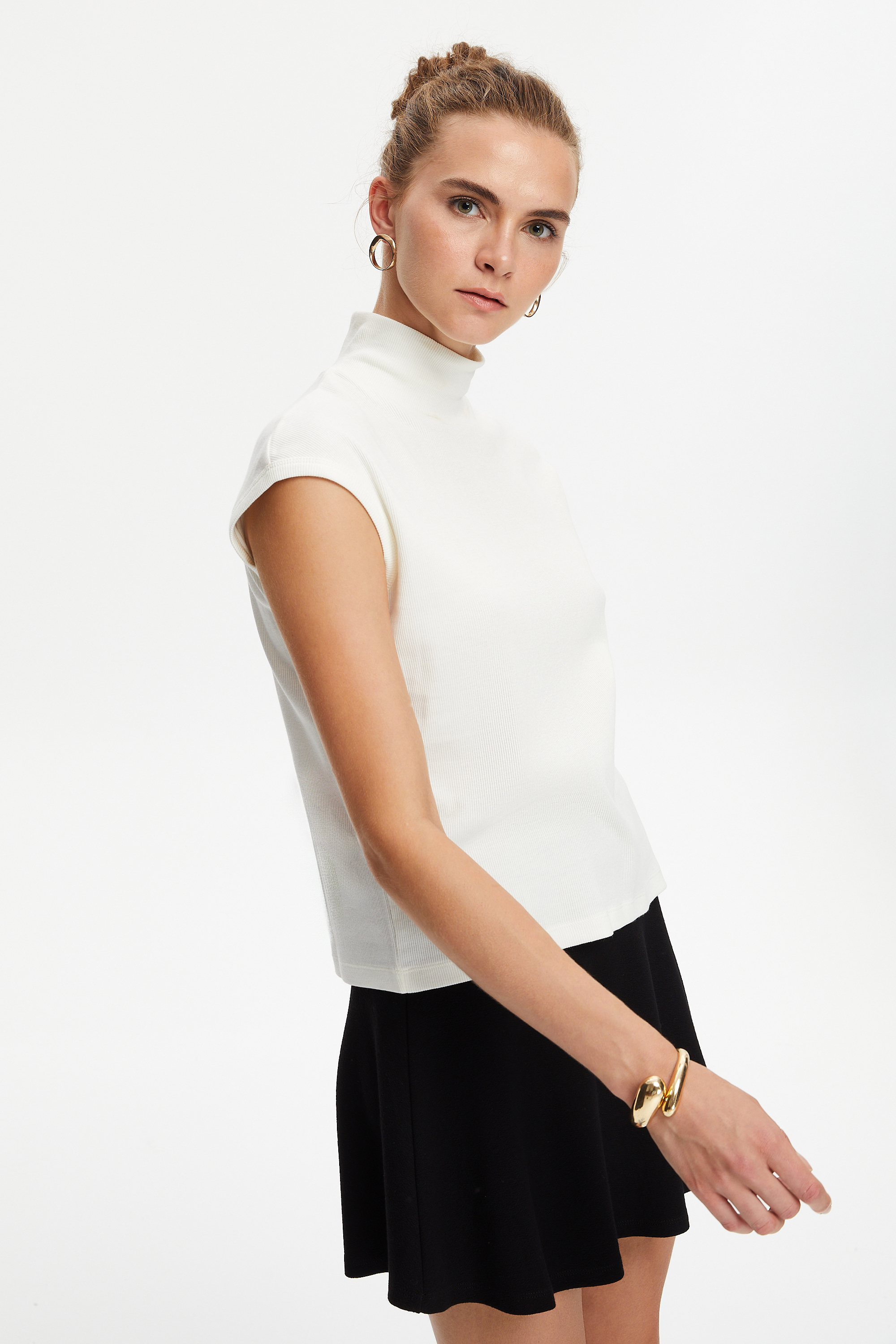 DİK YAKA KOLSUZ T-SHIRT