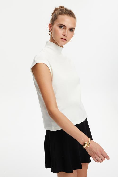  DİK YAKA KOLSUZ T-SHIRT