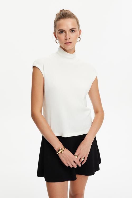  DİK YAKA KOLSUZ T-SHIRT