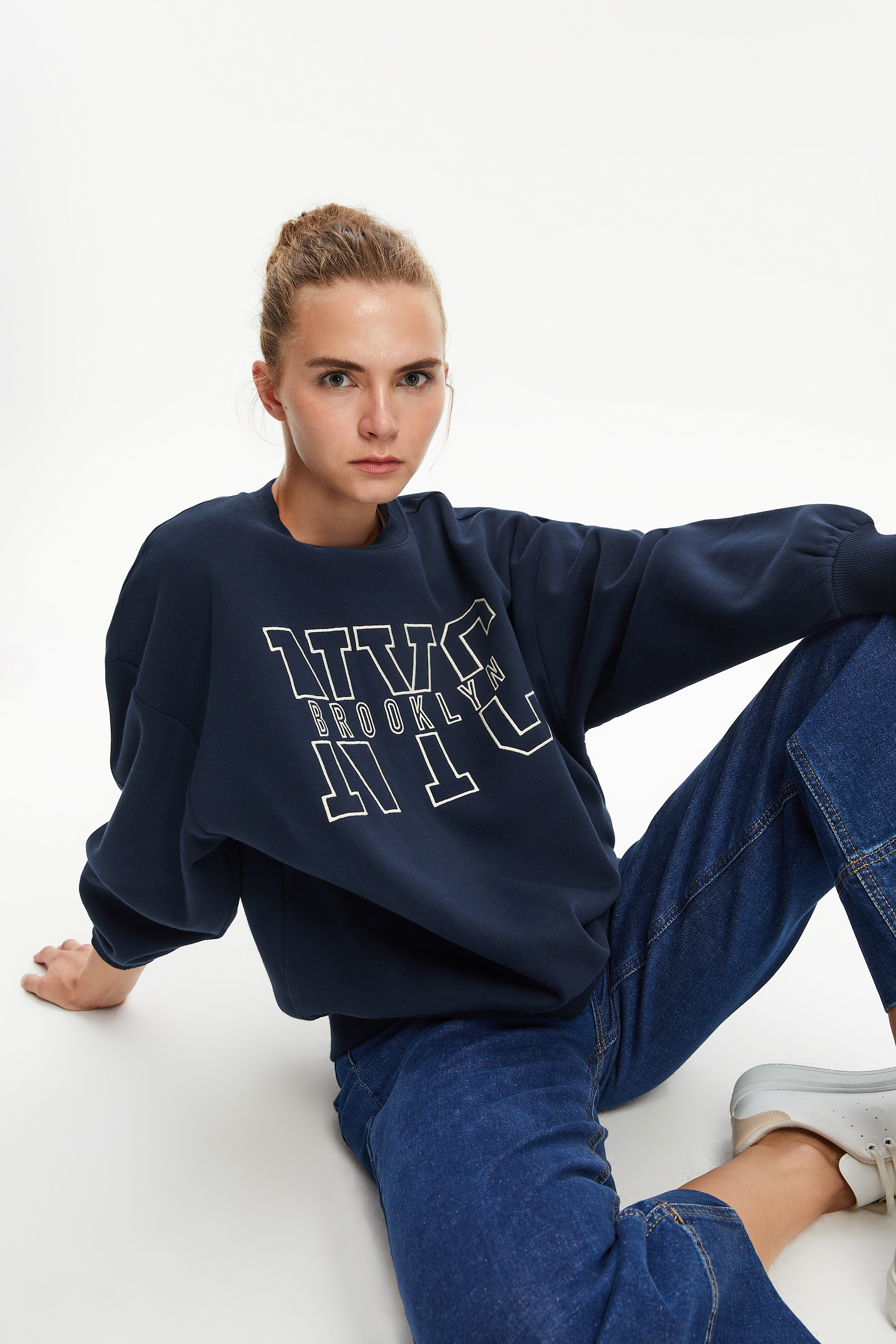 NAKIŞLI BİSİKLET YAKA SWEATSHIRT