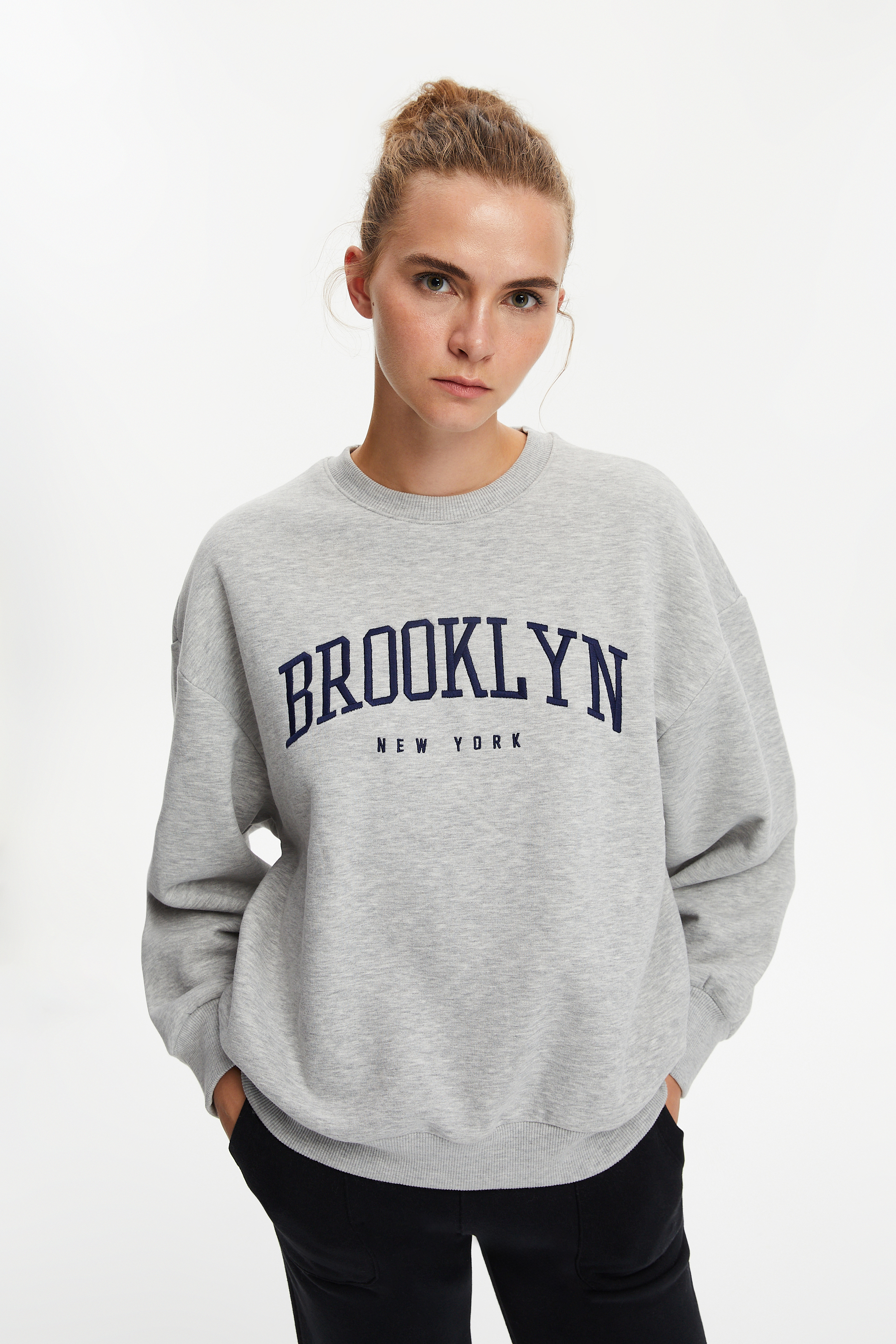 NAKIŞLI BİSİKLET YAKA SWEATSHIRT