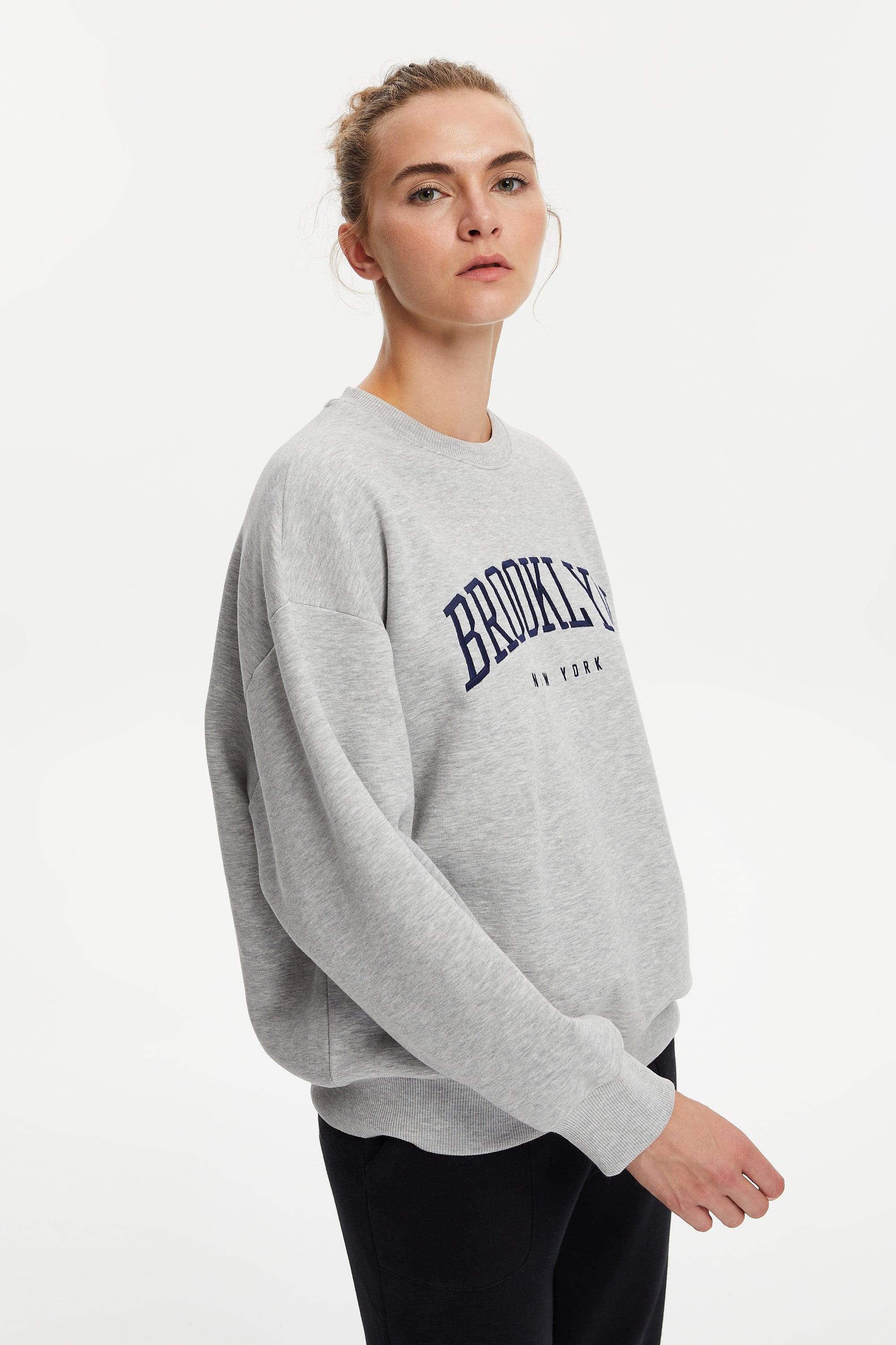 NAKIŞLI BİSİKLET YAKA SWEATSHIRT