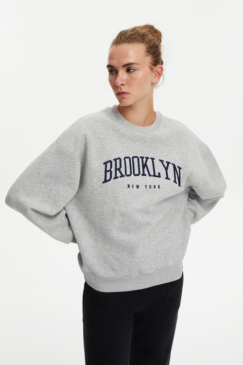  NAKIŞLI BİSİKLET YAKA SWEATSHIRT