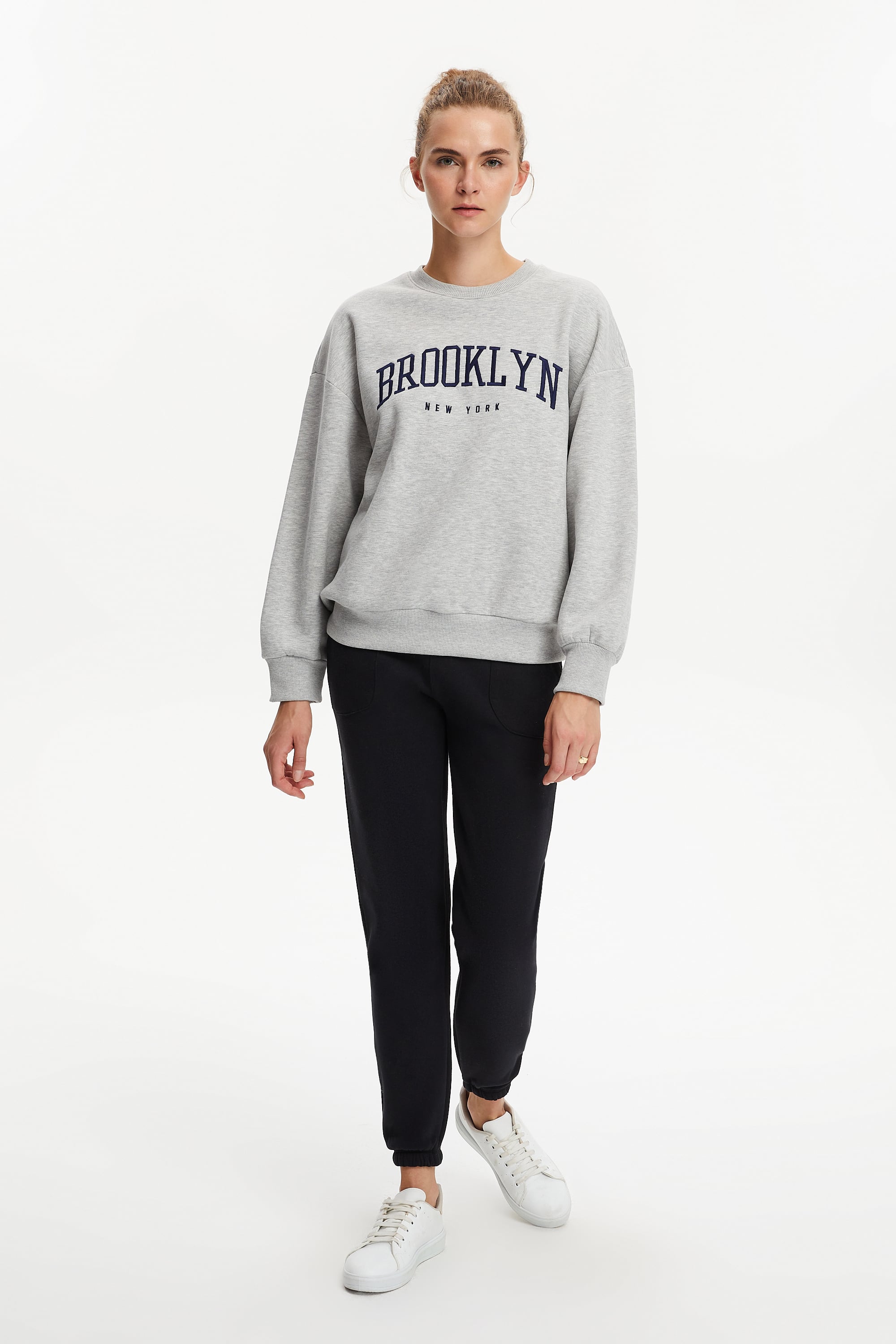 NAKIŞLI BİSİKLET YAKA SWEATSHIRT