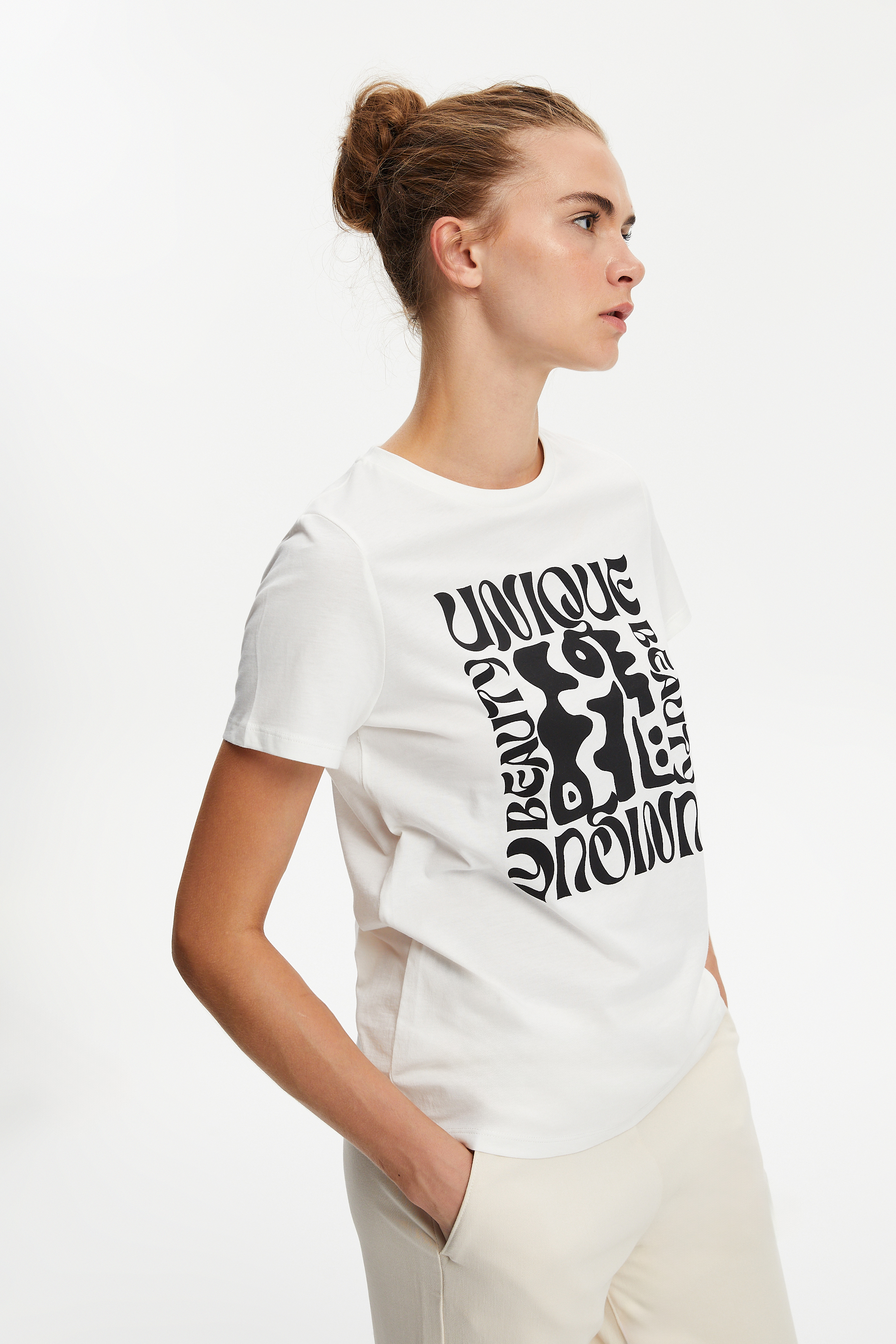 SOYUT DESENLİ KISA KOLLU T-SHIRT