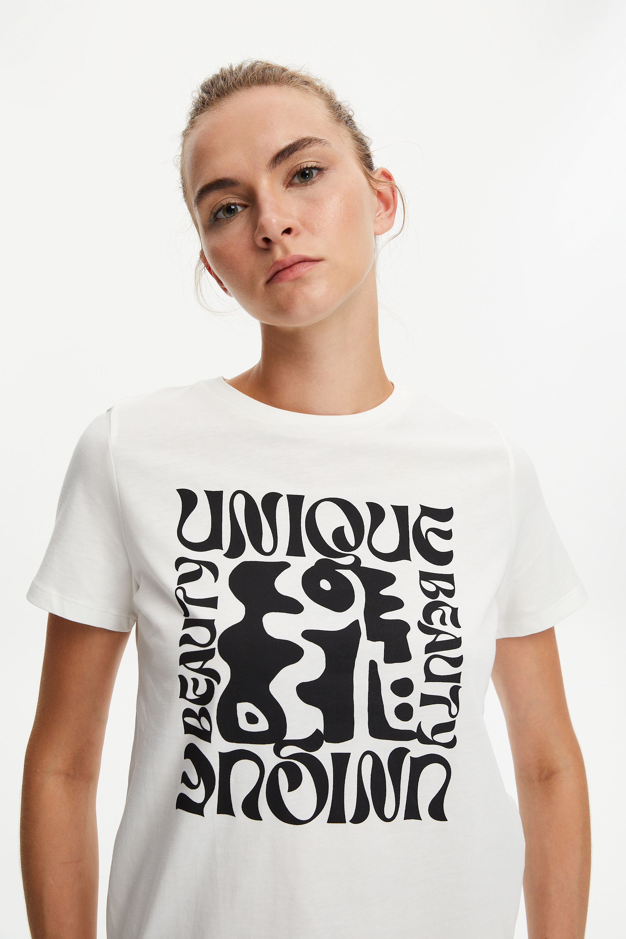 SOYUT DESENLİ KISA KOLLU T-SHIRT