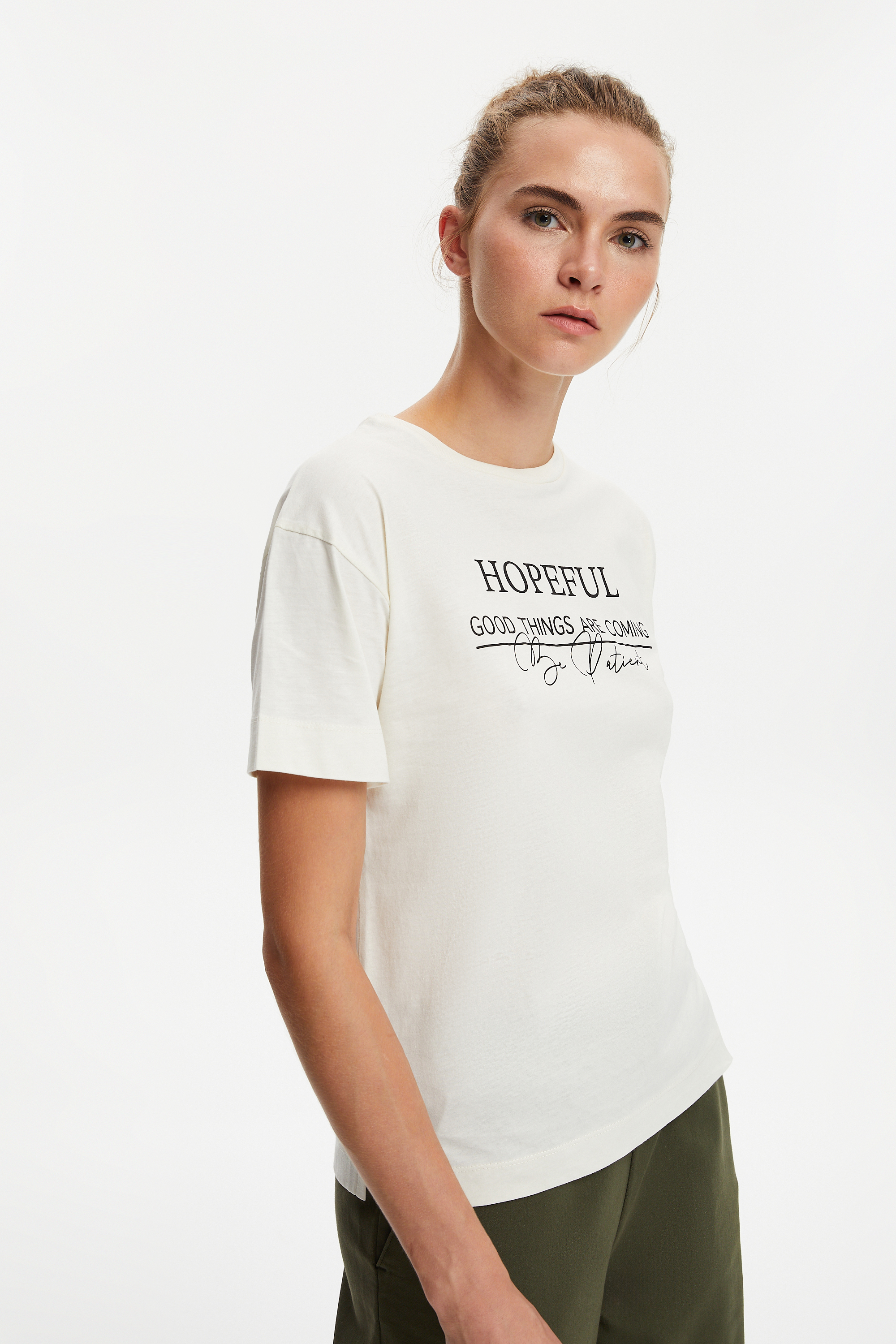 SLOGAN DETAYLI KISA KOLLU T-SHIRT