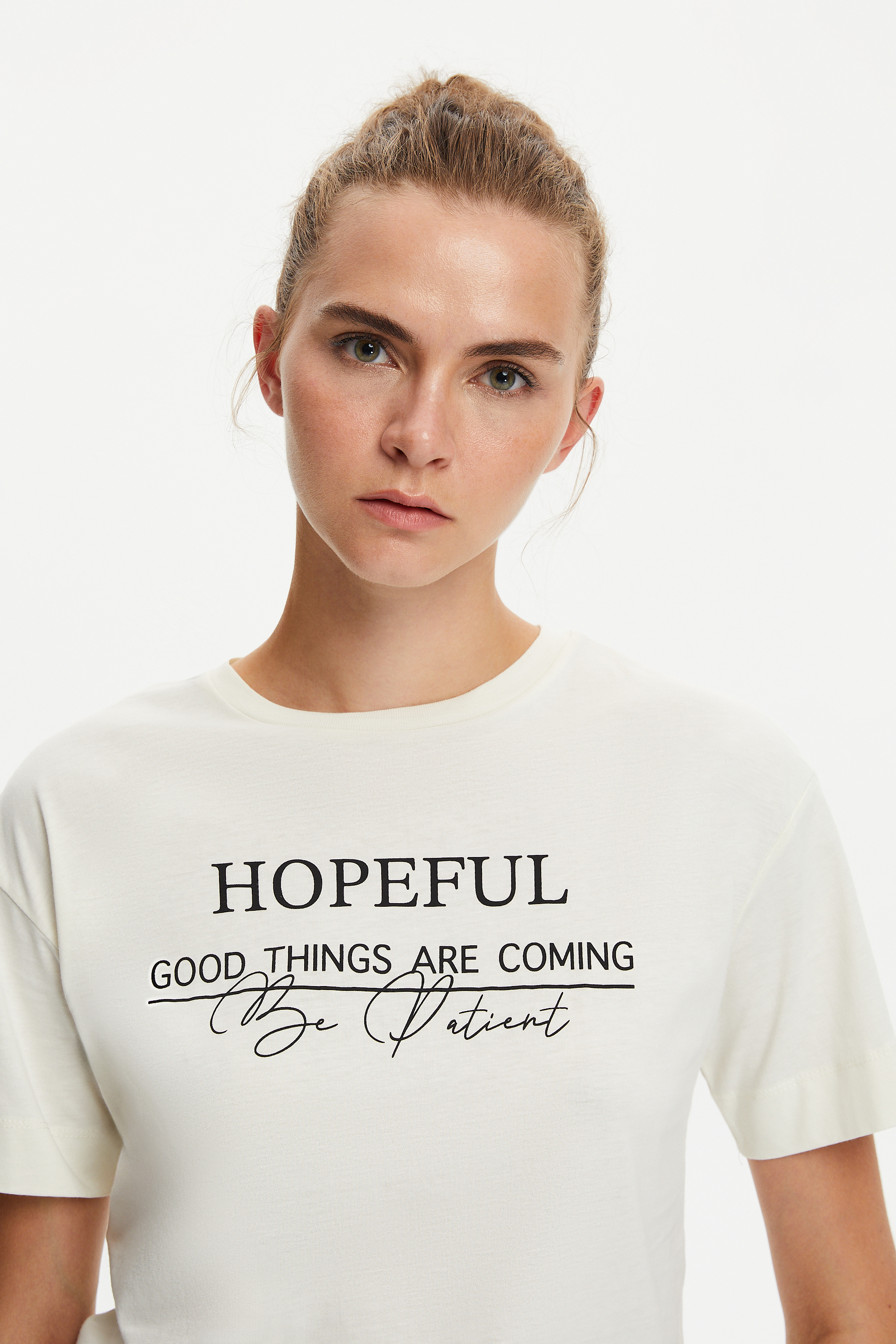 SLOGAN DETAYLI KISA KOLLU T-SHIRT