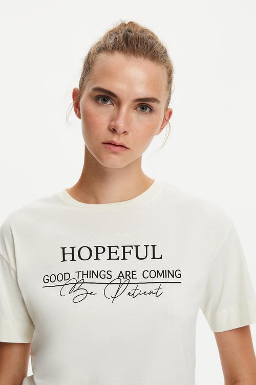  SLOGAN DETAYLI KISA KOLLU T-SHIRT