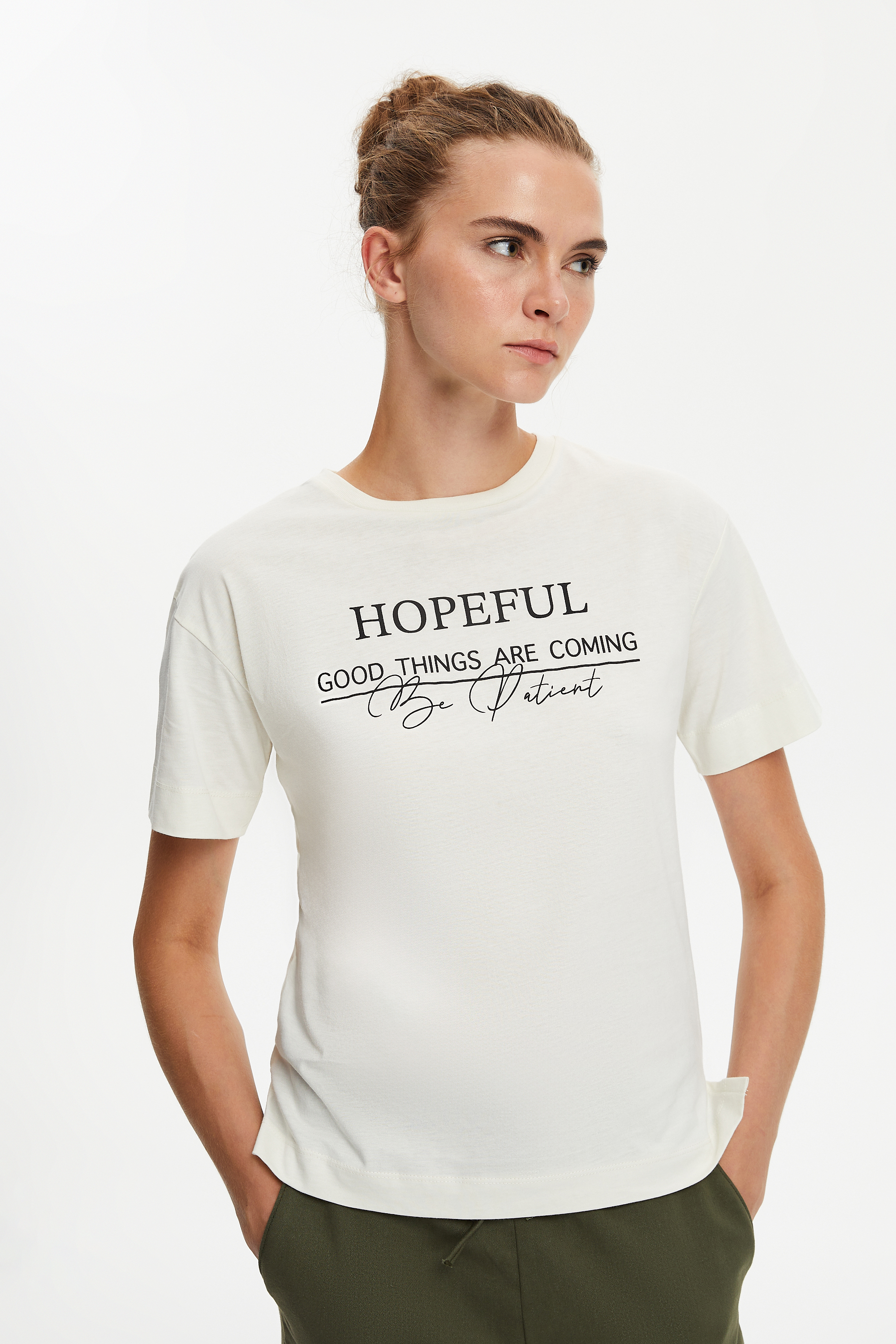 SLOGAN DETAYLI KISA KOLLU T-SHIRT