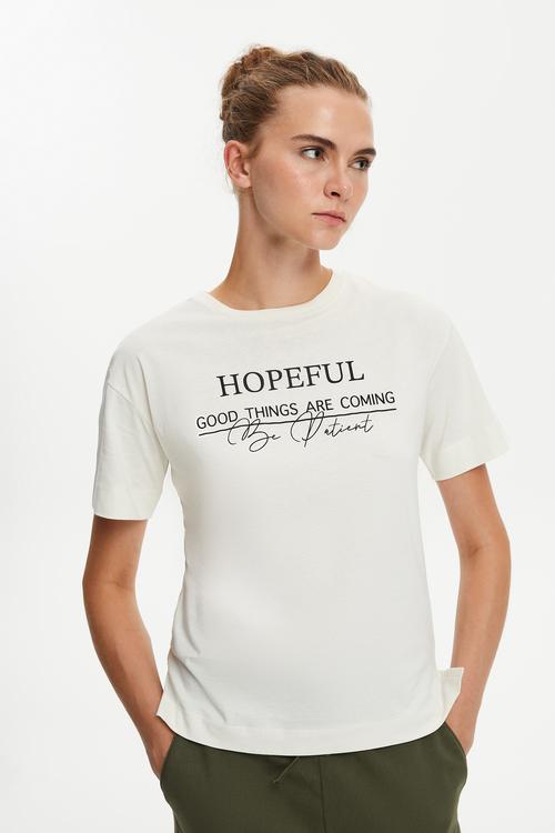  SLOGAN DETAYLI KISA KOLLU T-SHIRT