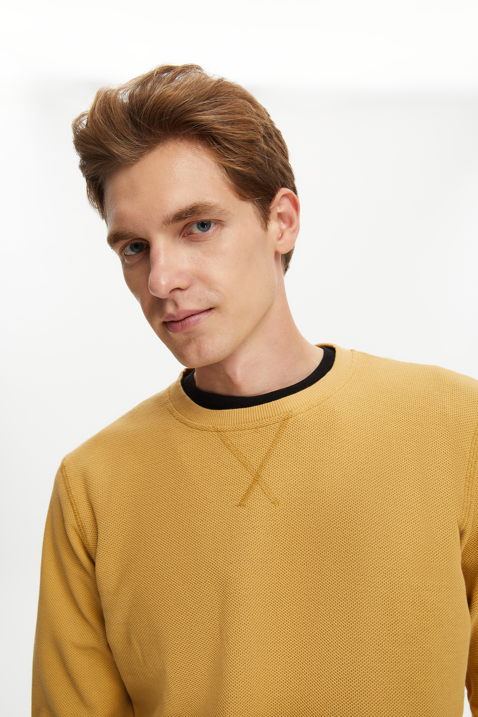 DOKULU BİSİKLET YAKA SWEATSHIRT