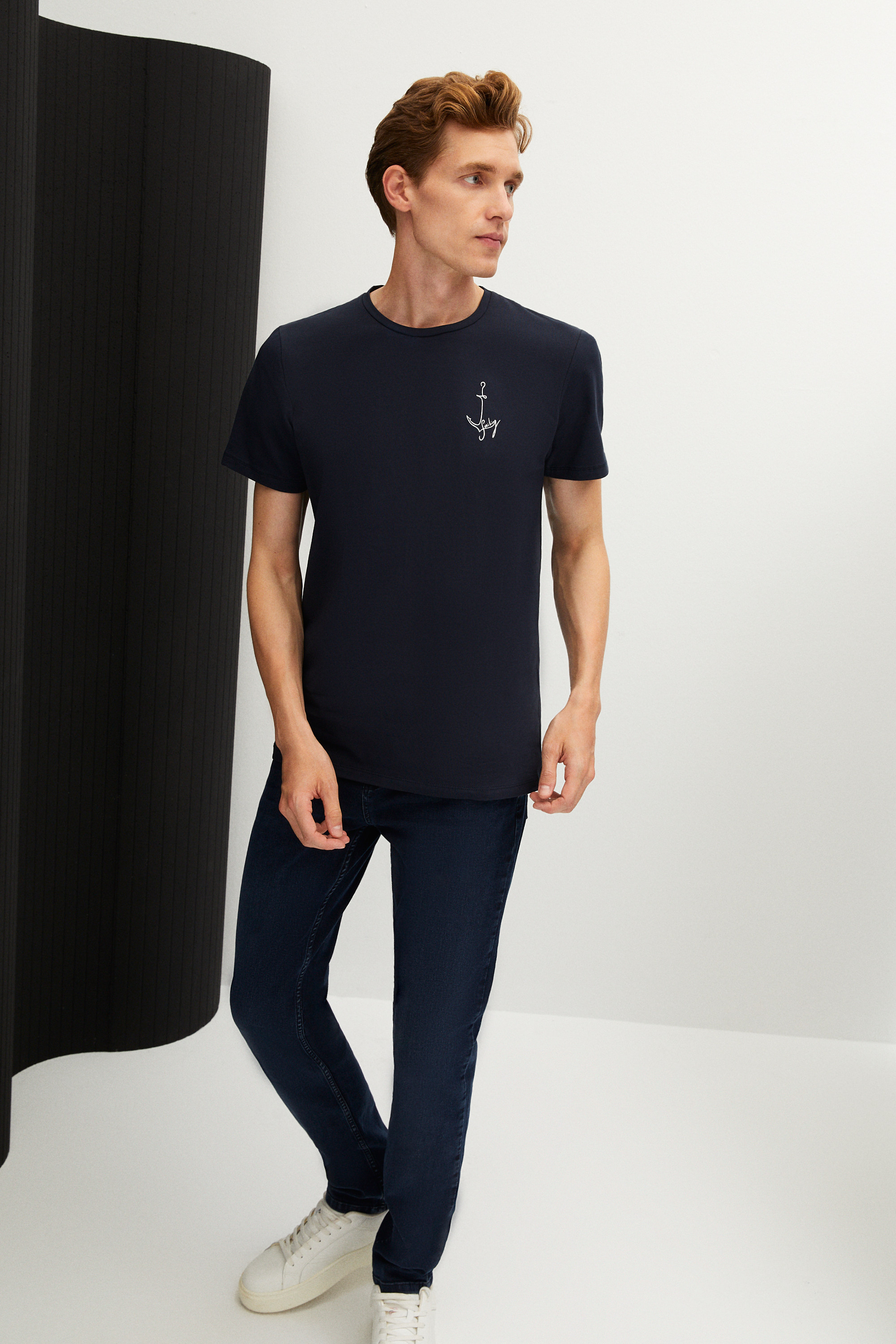 ÇAPA DETAYLI KISA KOLLU T-SHIRT