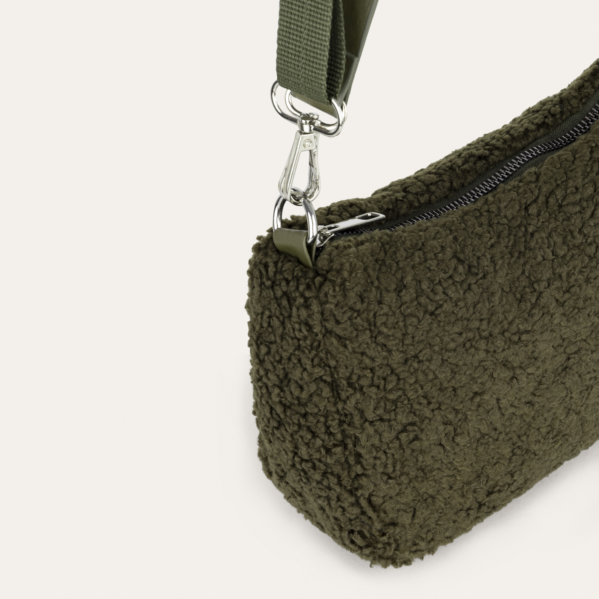 PELÜŞ OMUZ ÇANTASI