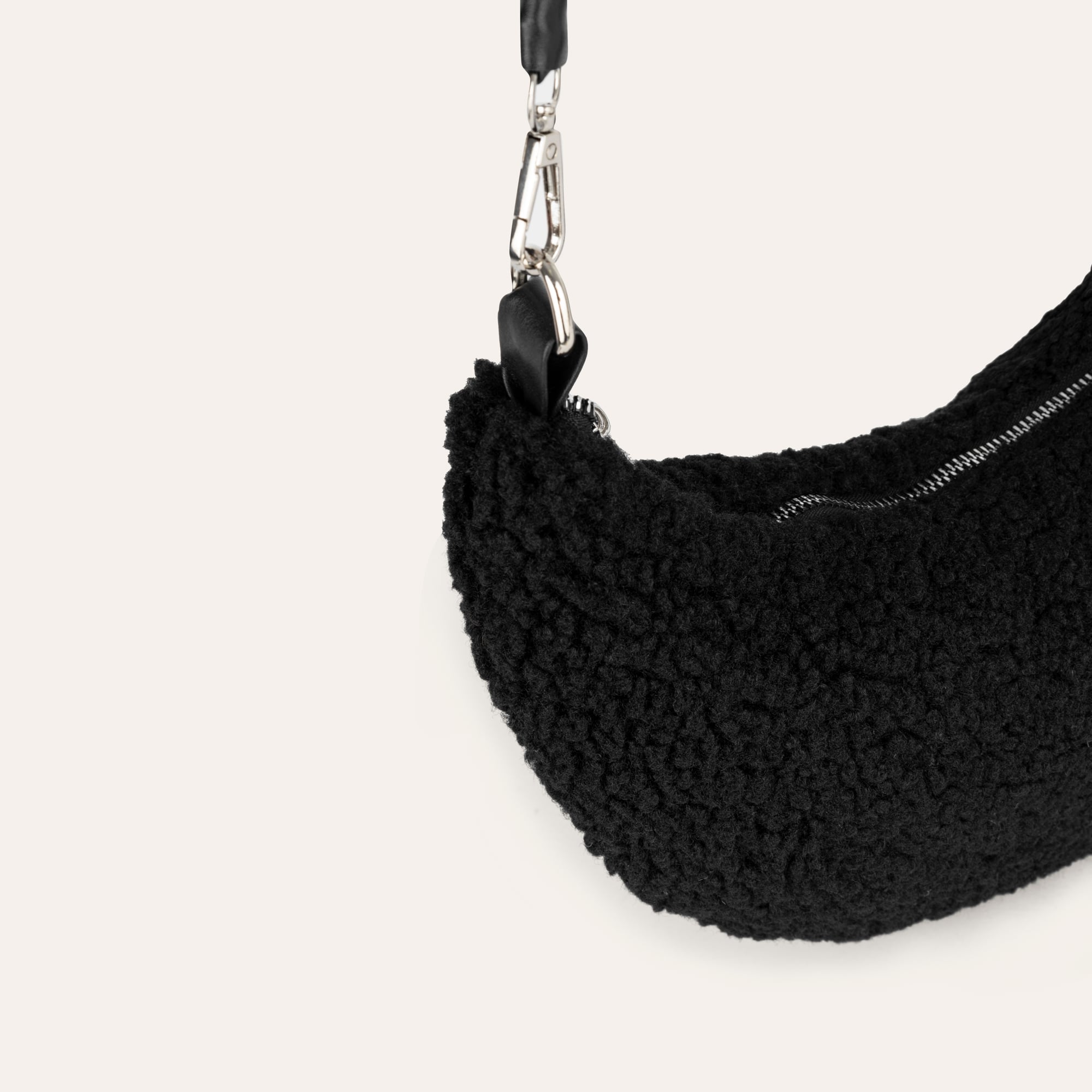 PELÜŞ OMUZ ÇANTASI