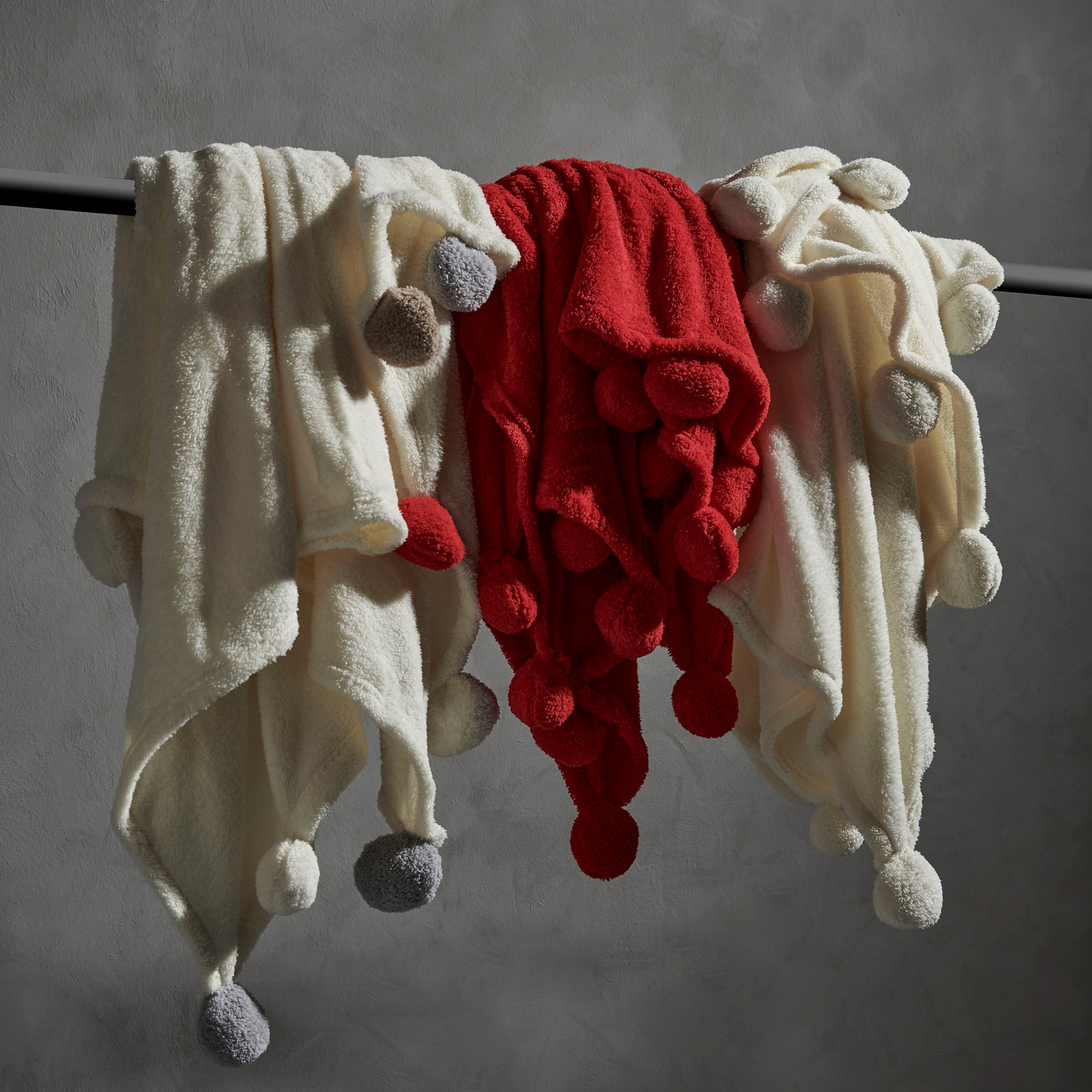 PONPONLU DİZ ÜSTÜ BATTANİYE KIRMIZI 130X160