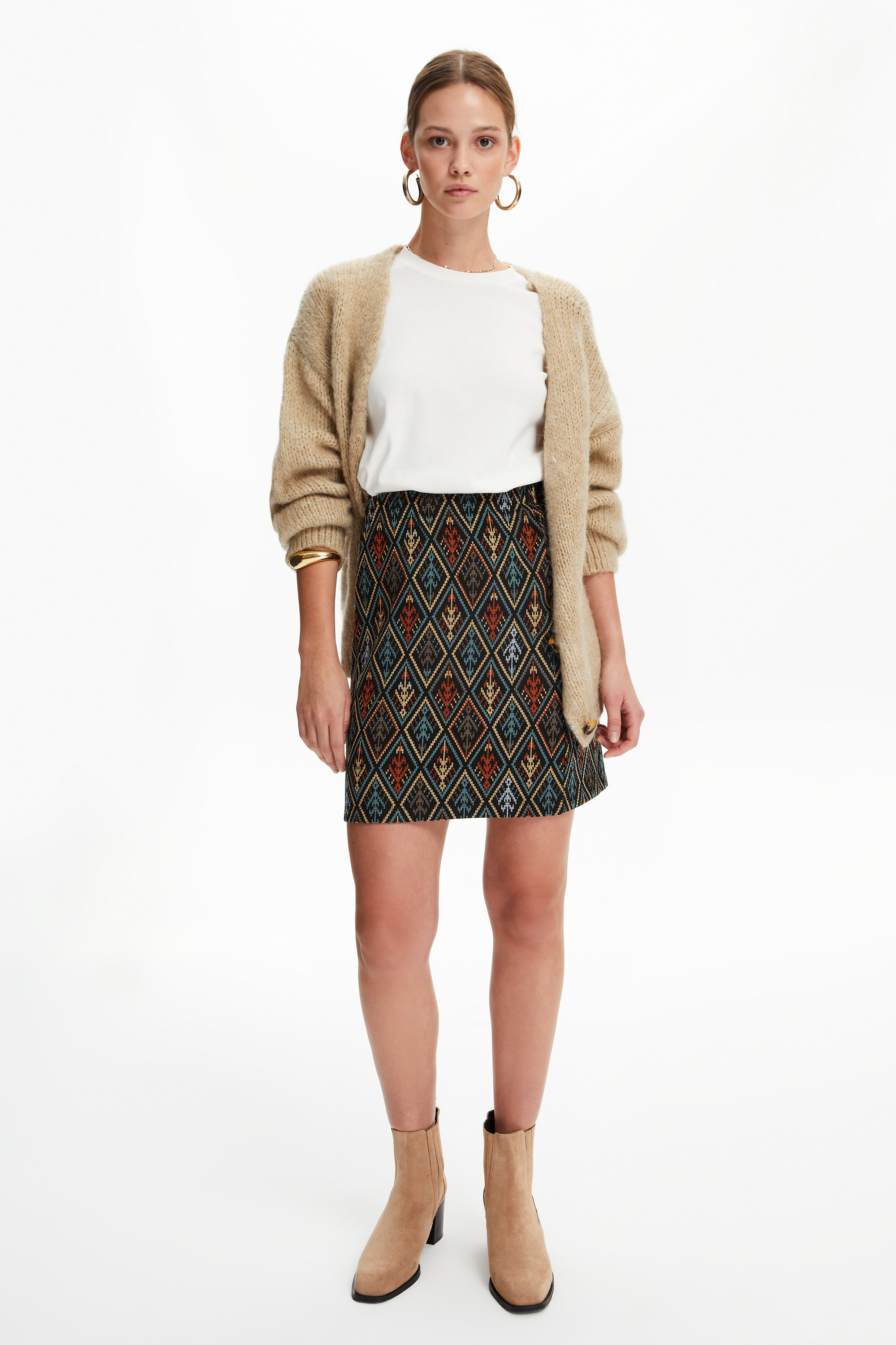 DÜĞMELİ TRİKO HIRKA