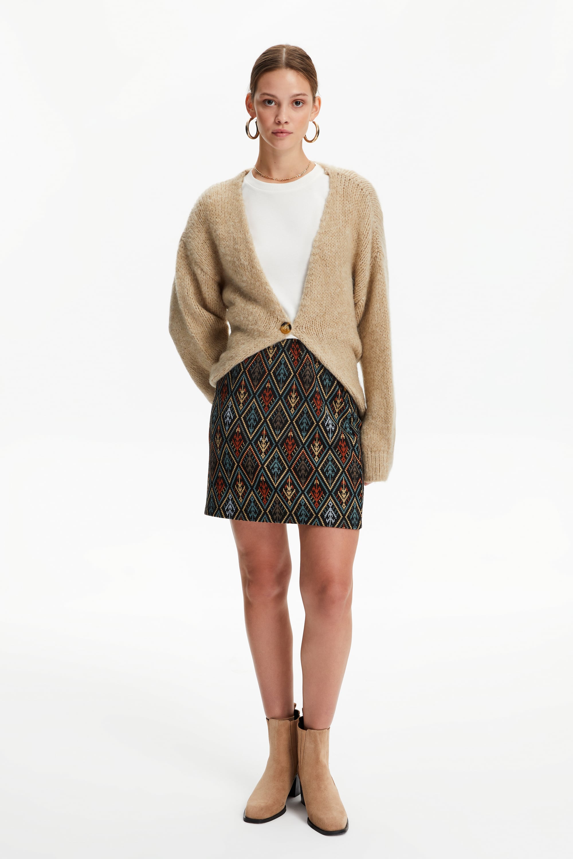 DÜĞMELİ TRİKO HIRKA