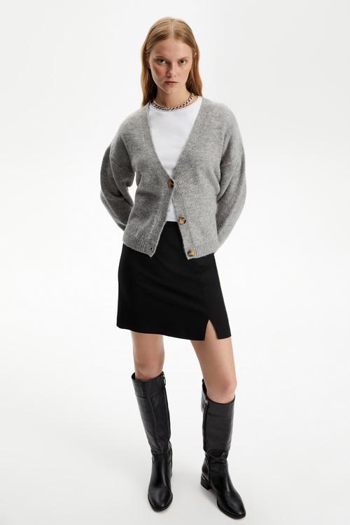  DÜĞMELİ V YAKA TRİKO HIRKA