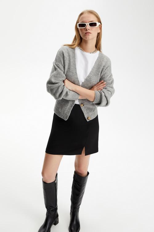  DÜĞMELİ V YAKA TRİKO HIRKA