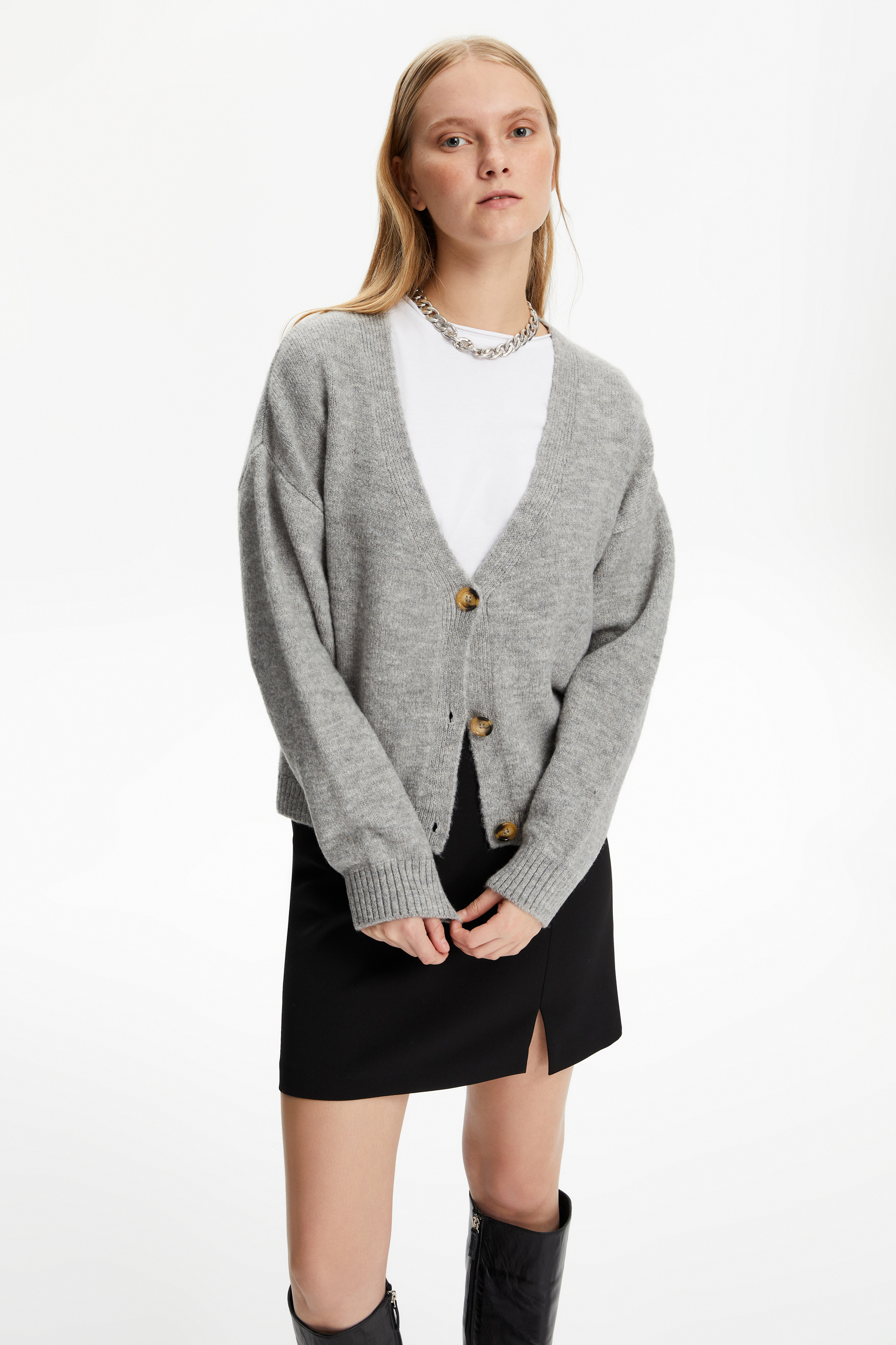 DÜĞMELİ V YAKA TRİKO HIRKA