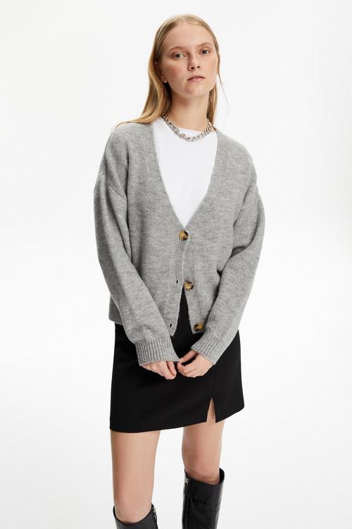  DÜĞMELİ V YAKA TRİKO HIRKA