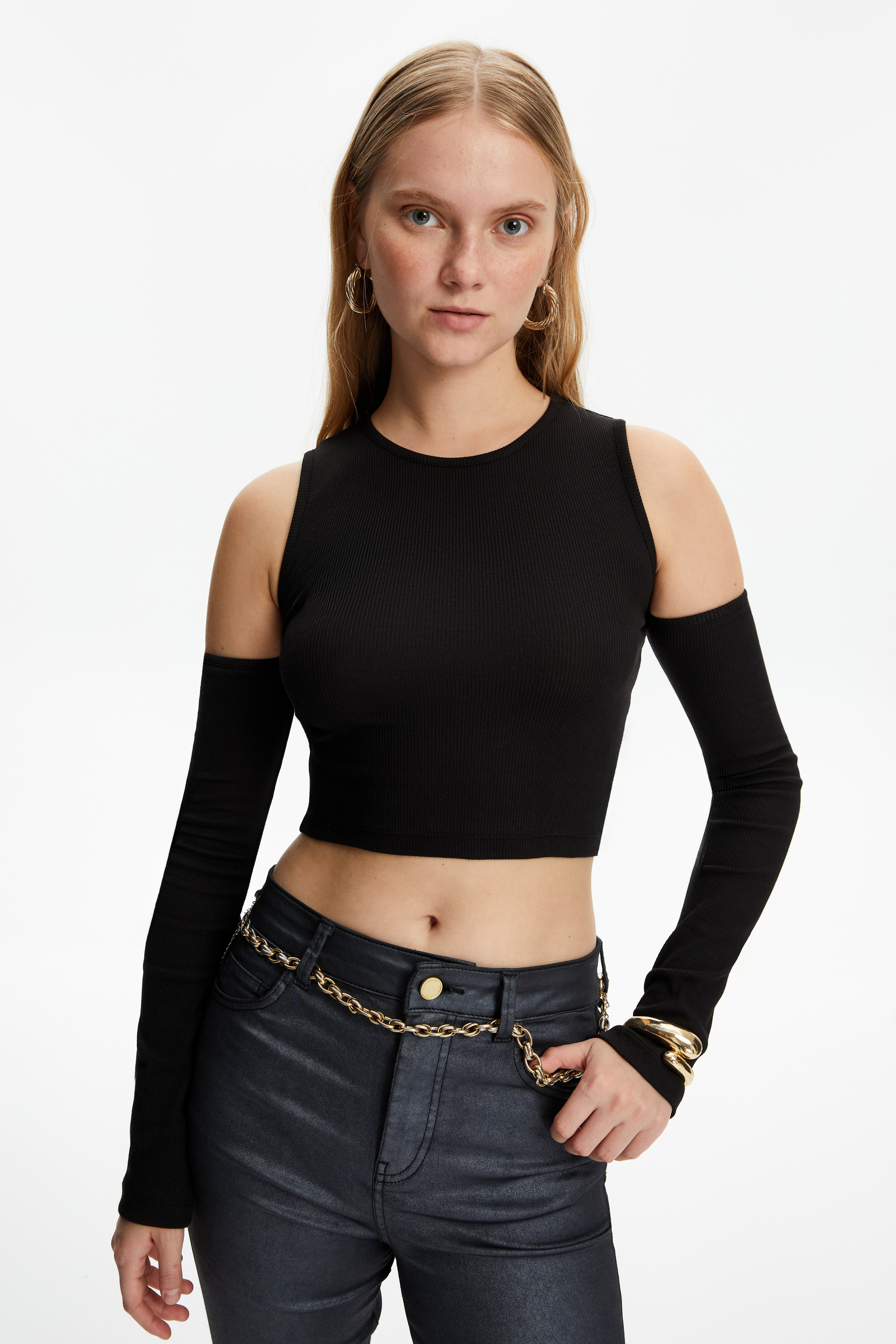 AÇIK OMUZLU CROP BLUZ