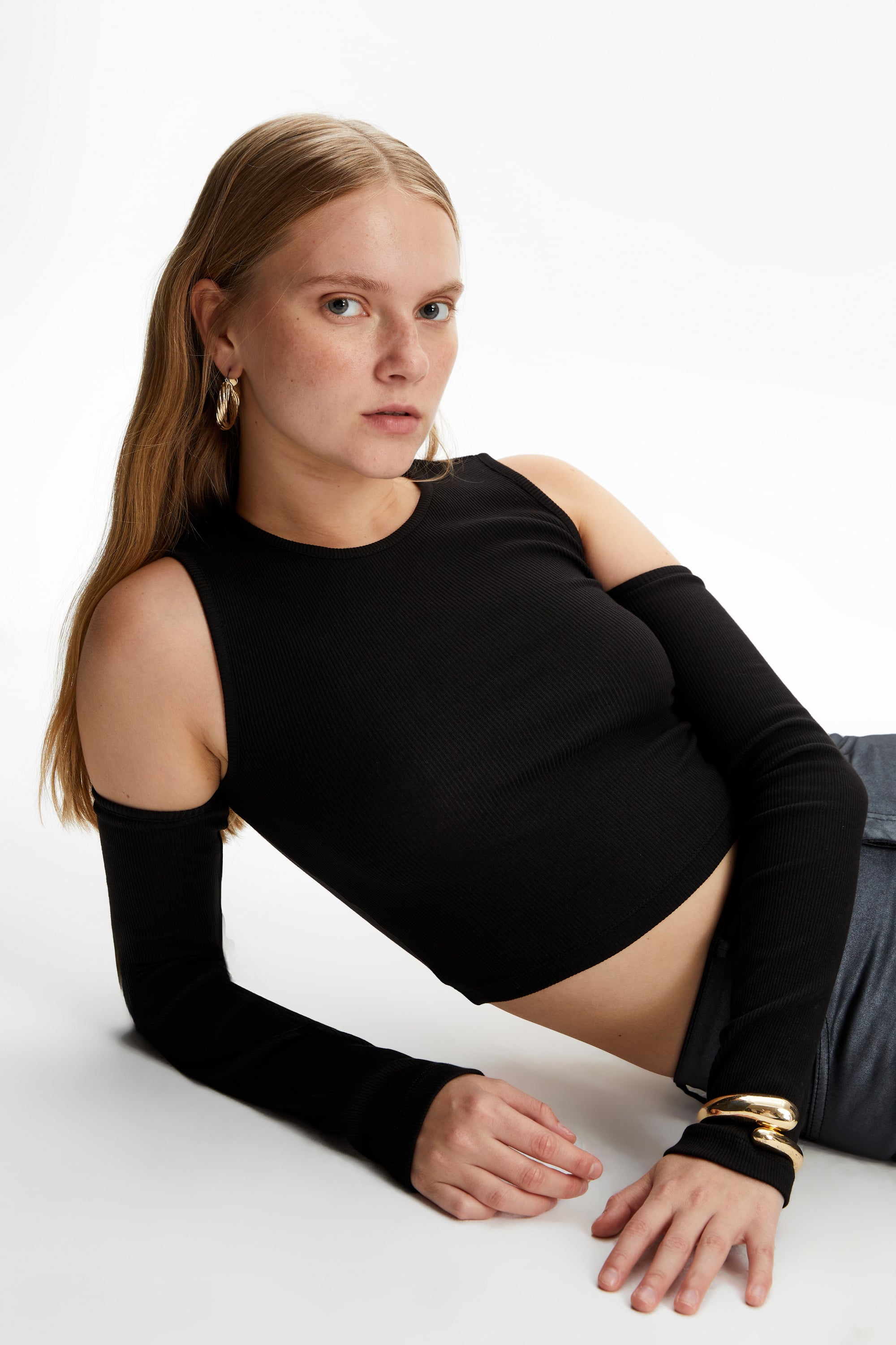 AÇIK OMUZLU CROP BLUZ