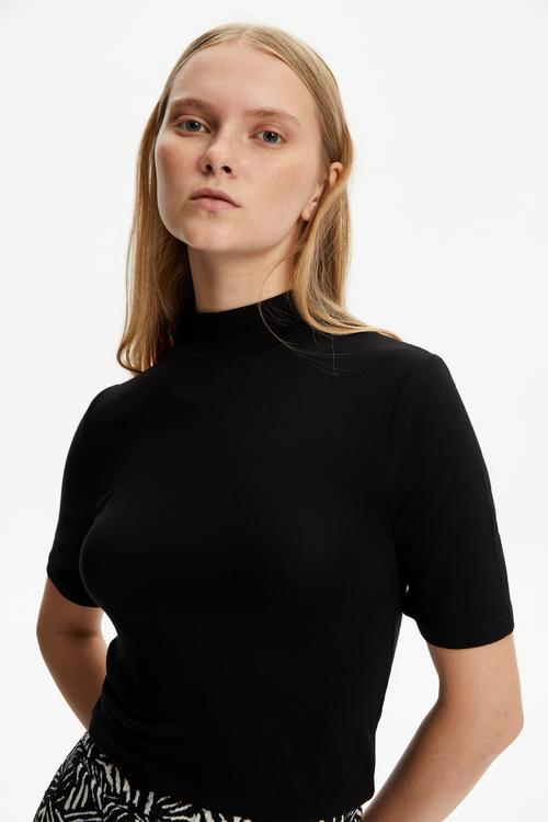  DİK YAKA KISA KOLLU T-SHIRT