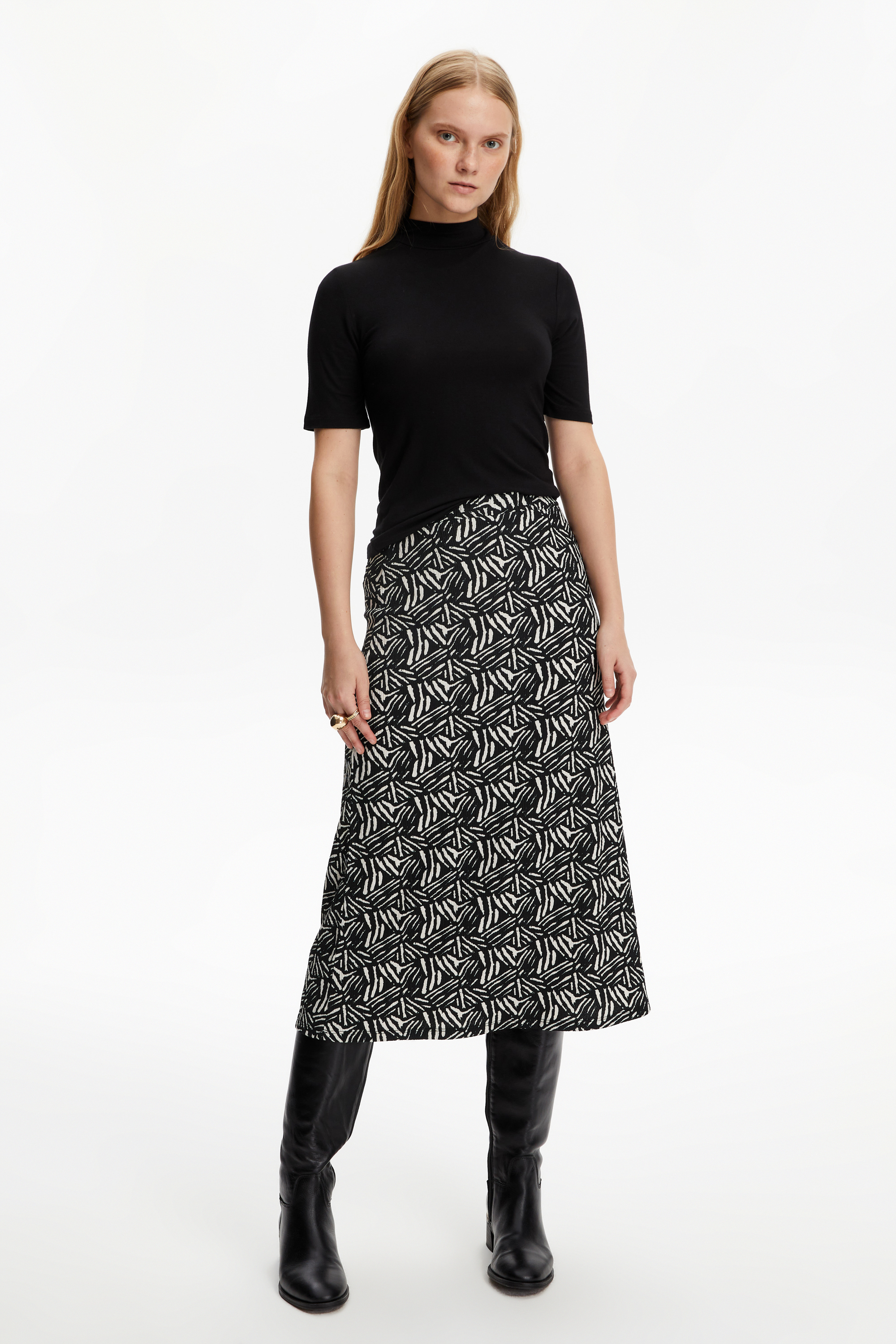 DİK YAKA KISA KOLLU T-SHIRT