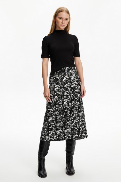  DİK YAKA KISA KOLLU T-SHIRT