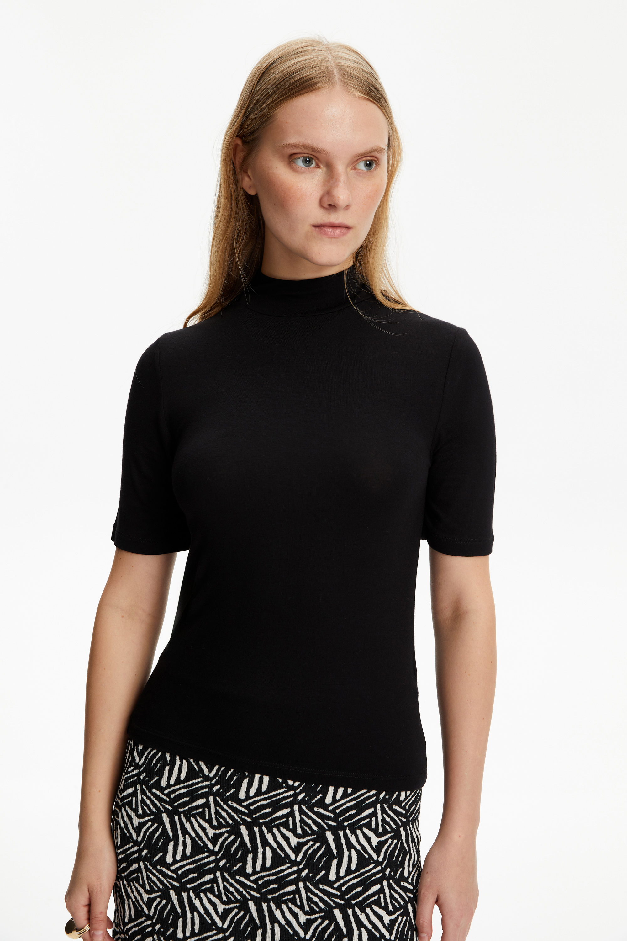 DİK YAKA KISA KOLLU T-SHIRT