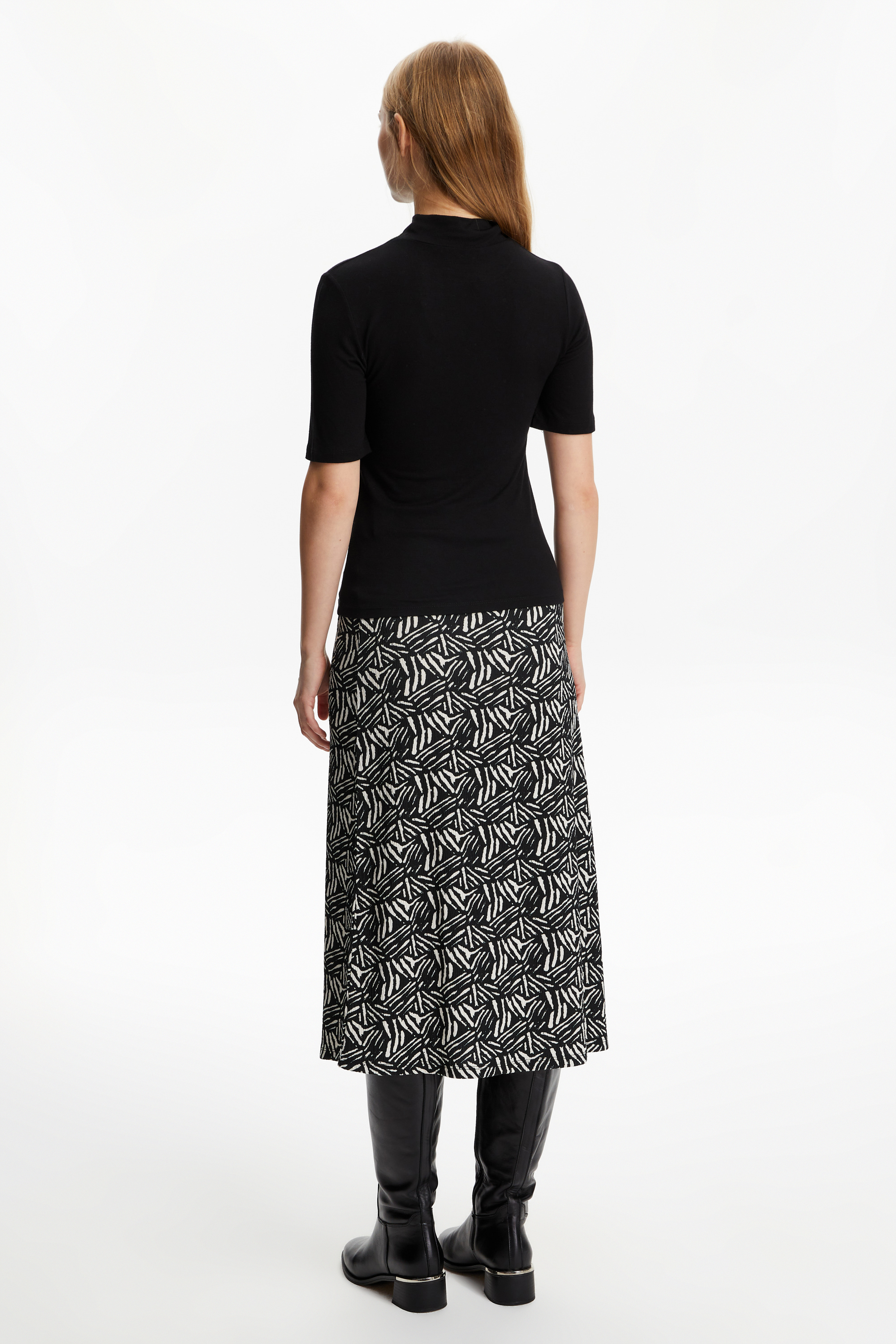 DİK YAKA KISA KOLLU T-SHIRT