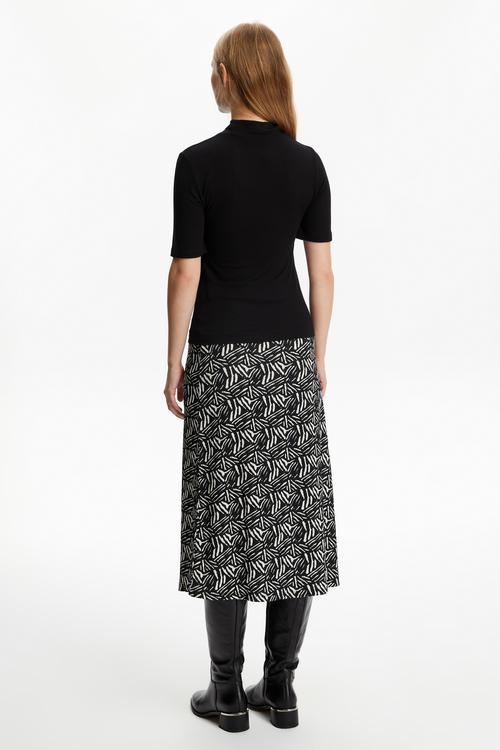  DİK YAKA KISA KOLLU T-SHIRT